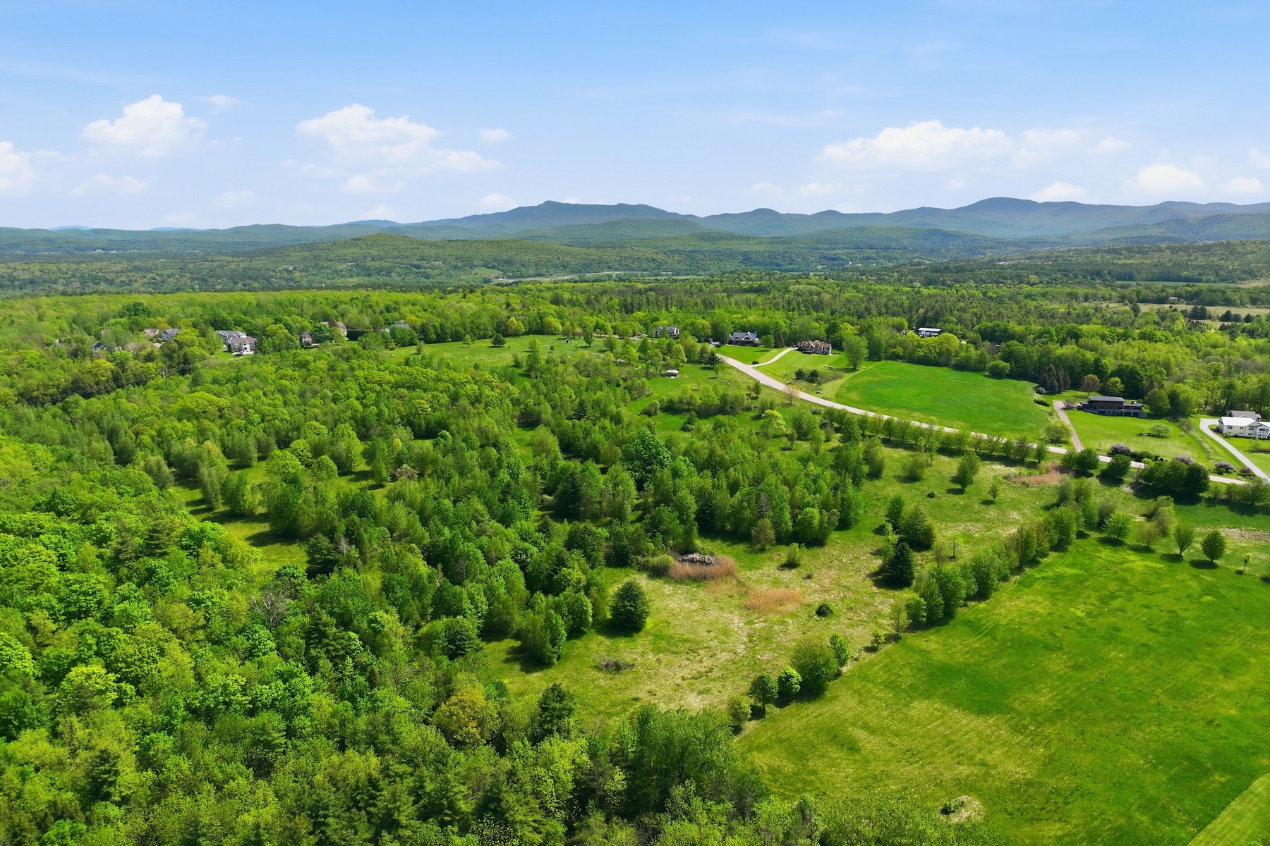  351 Ledgewood Drive - 物件實景