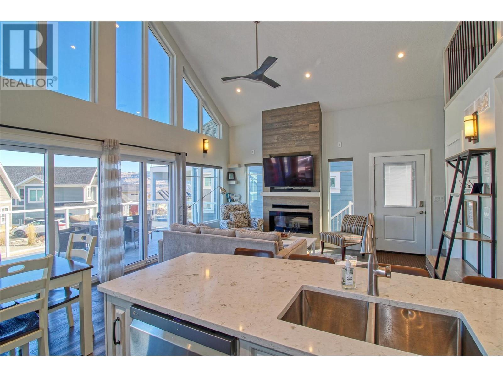 KELOWNA, British Columbia, V1Z 3R8, CA, 3 Bedrooms Bedrooms, ,3 BathroomsBathrooms,Residential,For Sale,1951197