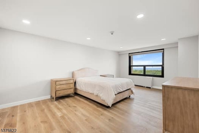 Verona Twp., New Jersey, 07044, United States, 2 Bedrooms Bedrooms, ,2 BathroomsBathrooms,Residential,For Sale,1976257