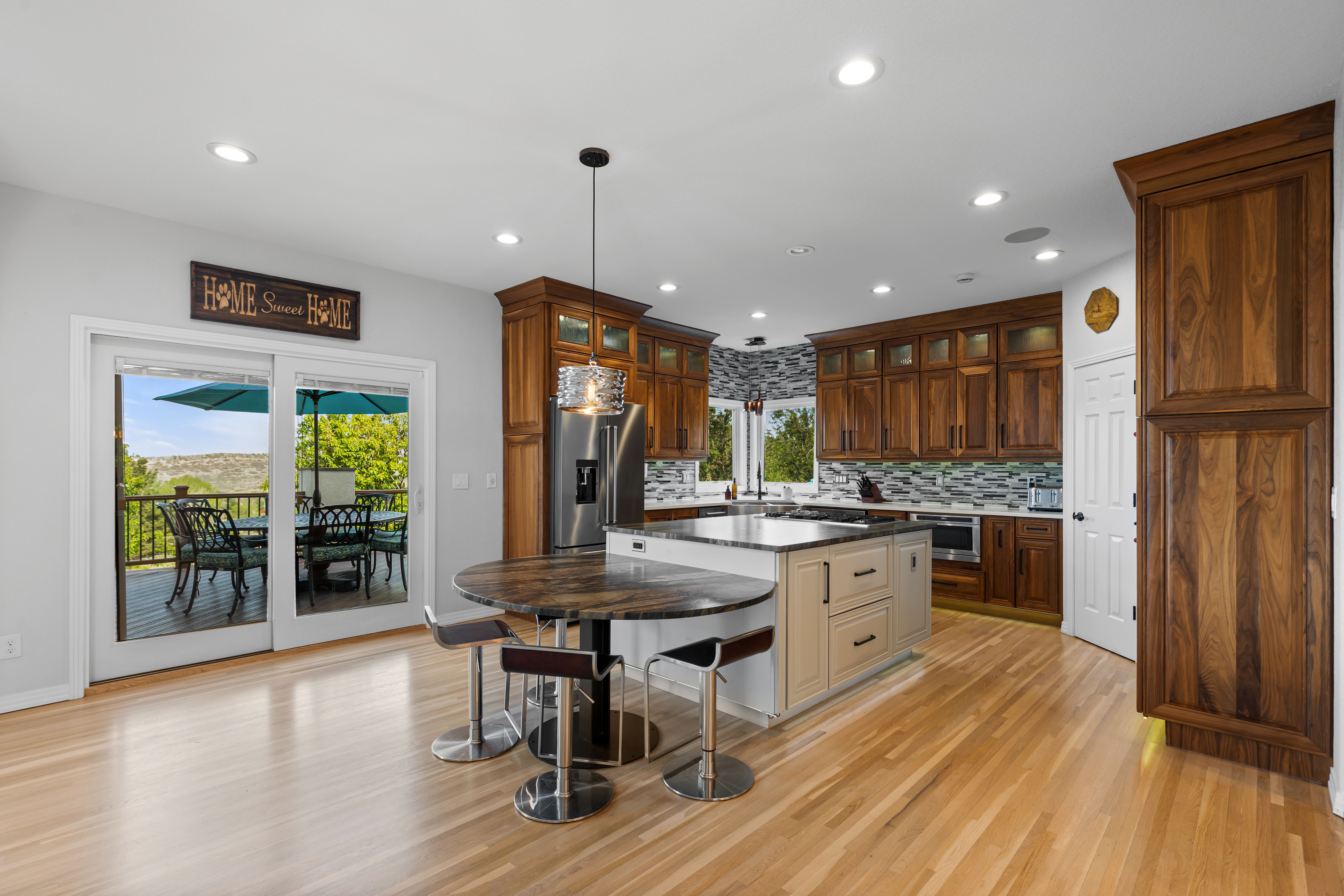  Stunning two-story walkout on a rare usable ¾-acre lot - 物件實景