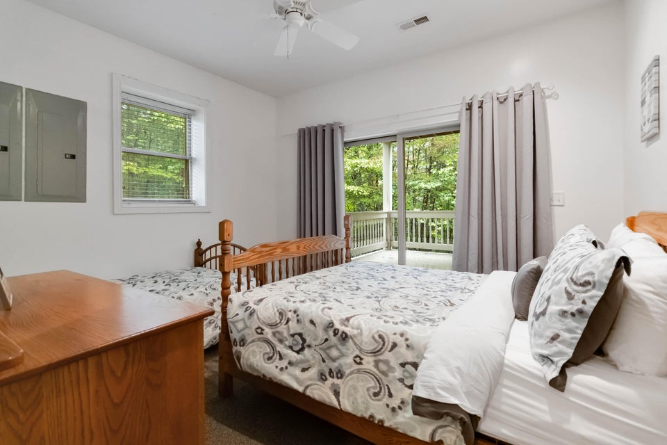 Burnside, Kentucky, 42519, United States, 5 Bedrooms Bedrooms, ,4 BathroomsBathrooms,Residential,For Sale,1978974