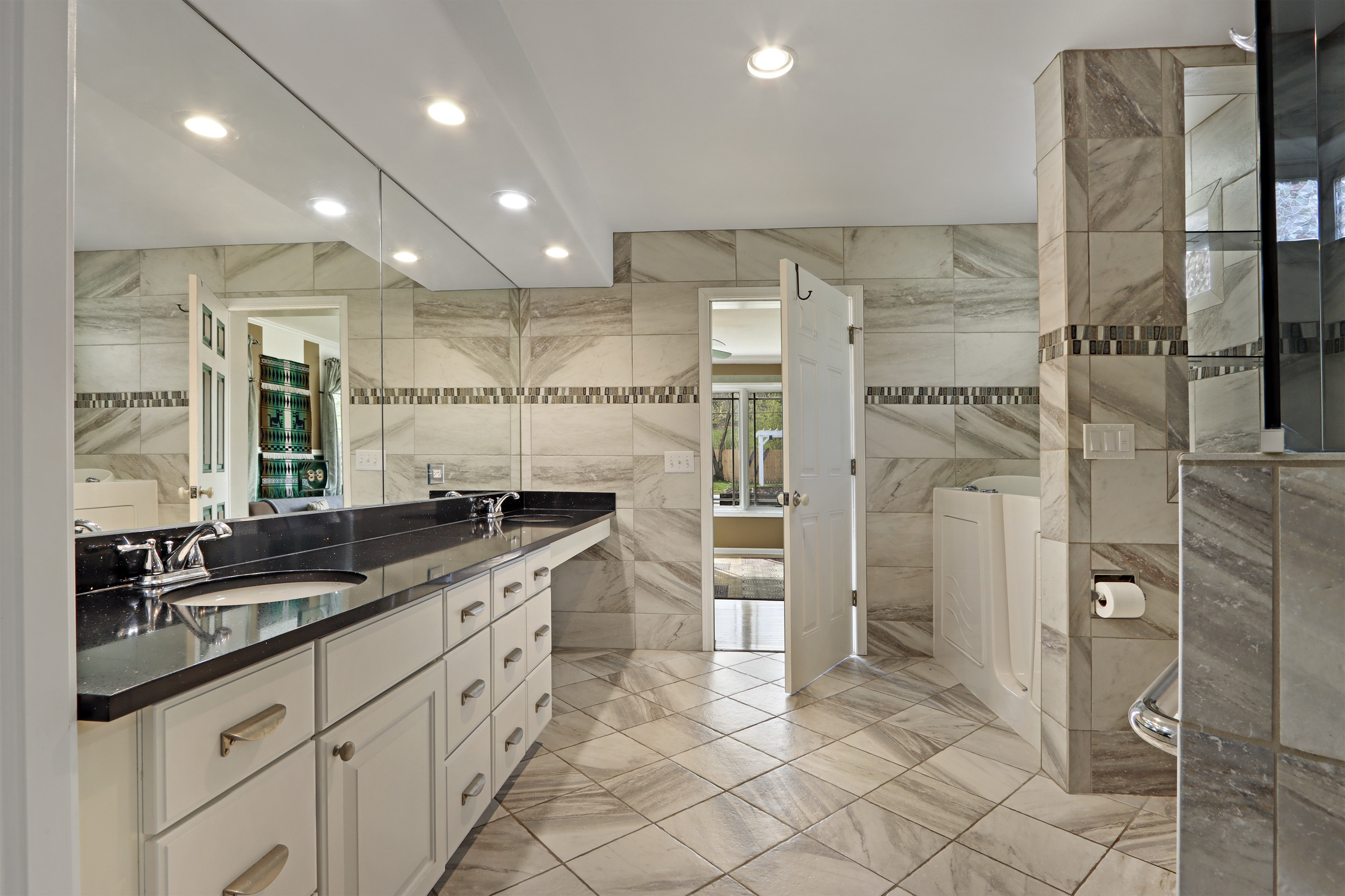  Gracious Lake Como Waterfront Retreat with Proven Rental Income - 物件實景