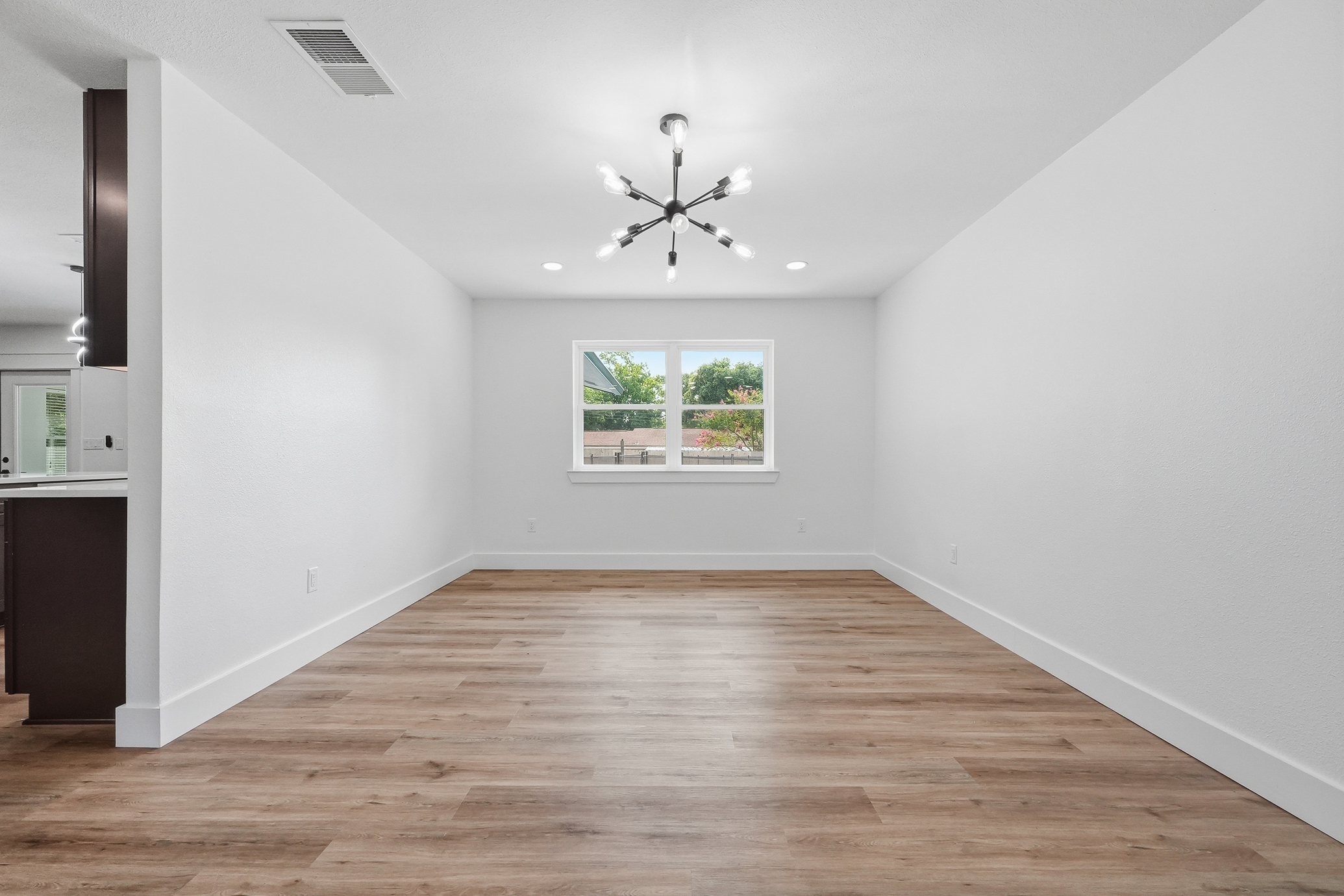  Move-In Ready Pool Home with Thoughtful Modern Updates - 物件實景