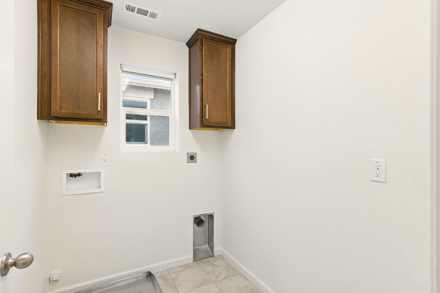 Elk Grove, California, 95758, United States, 4 Bedrooms Bedrooms, ,3 BathroomsBathrooms,Residential,For Sale,1847493