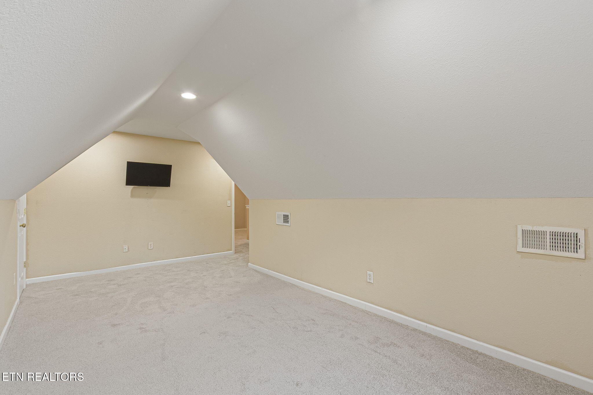 Knoxville, Tennessee, 37932, United States, 4 Bedrooms Bedrooms, ,4 BathroomsBathrooms,Residential,For Sale,1975701