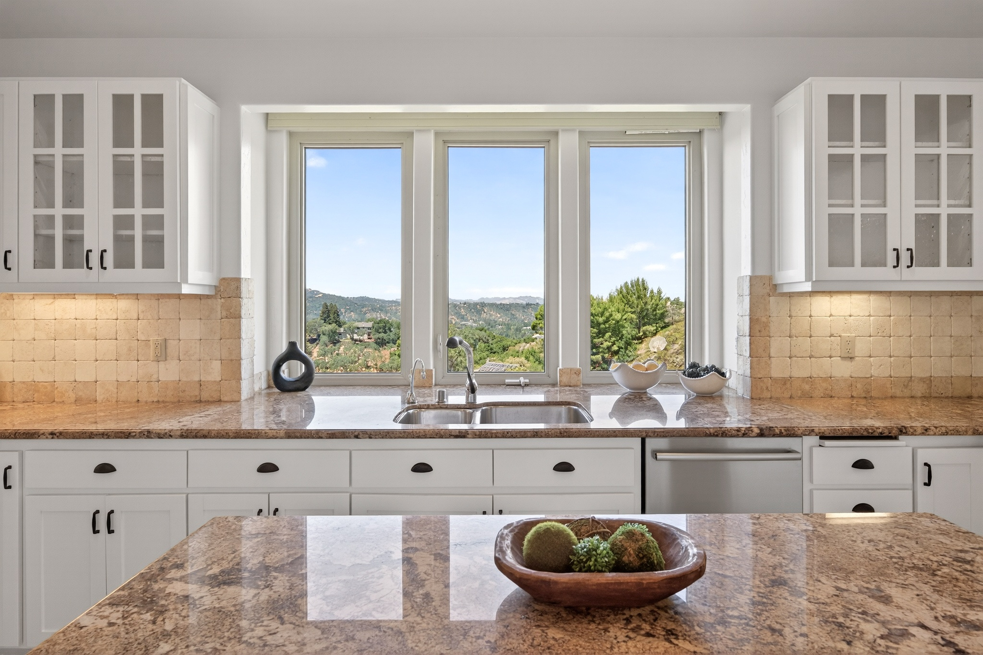  An Extraordinary Round Hill Estate Defined by Privacy, Views, and Sophistication - 物件實景