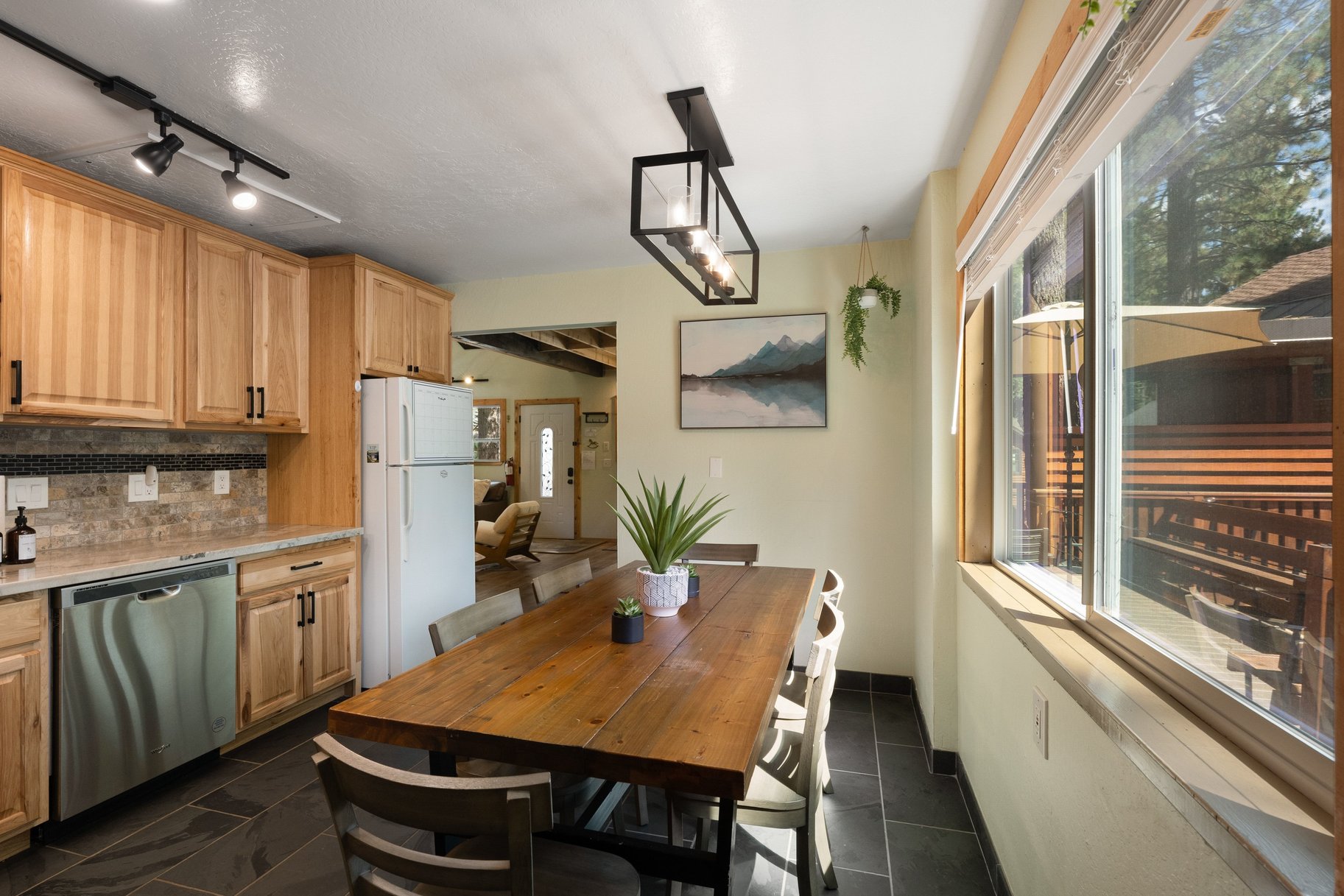  West Shore Gem - An Authentic Pineland Chalet with Detached Garage + Studio - 物件實景