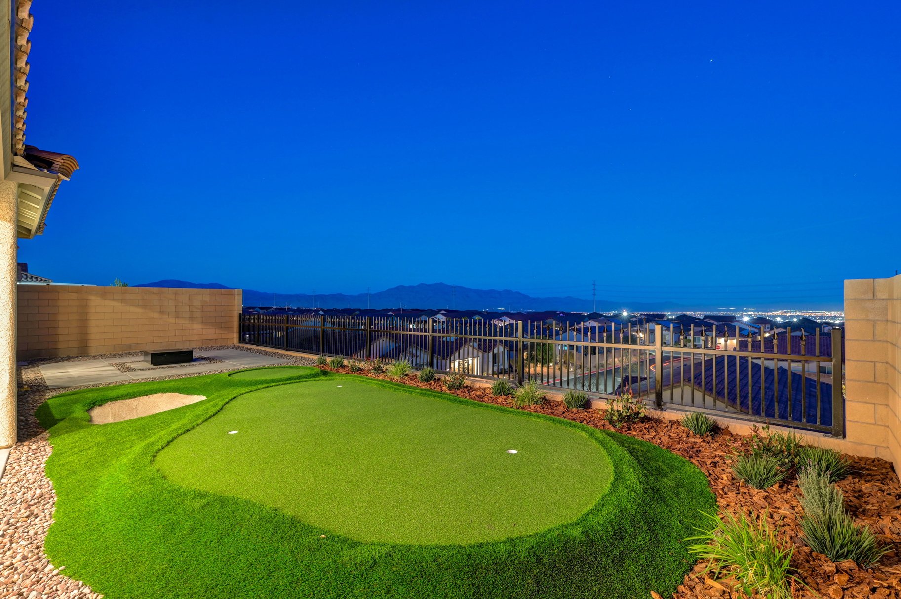  Thoughtfully Upgraded Home Set on an Elevated Lot Offering Sweeping Views - 物件實景