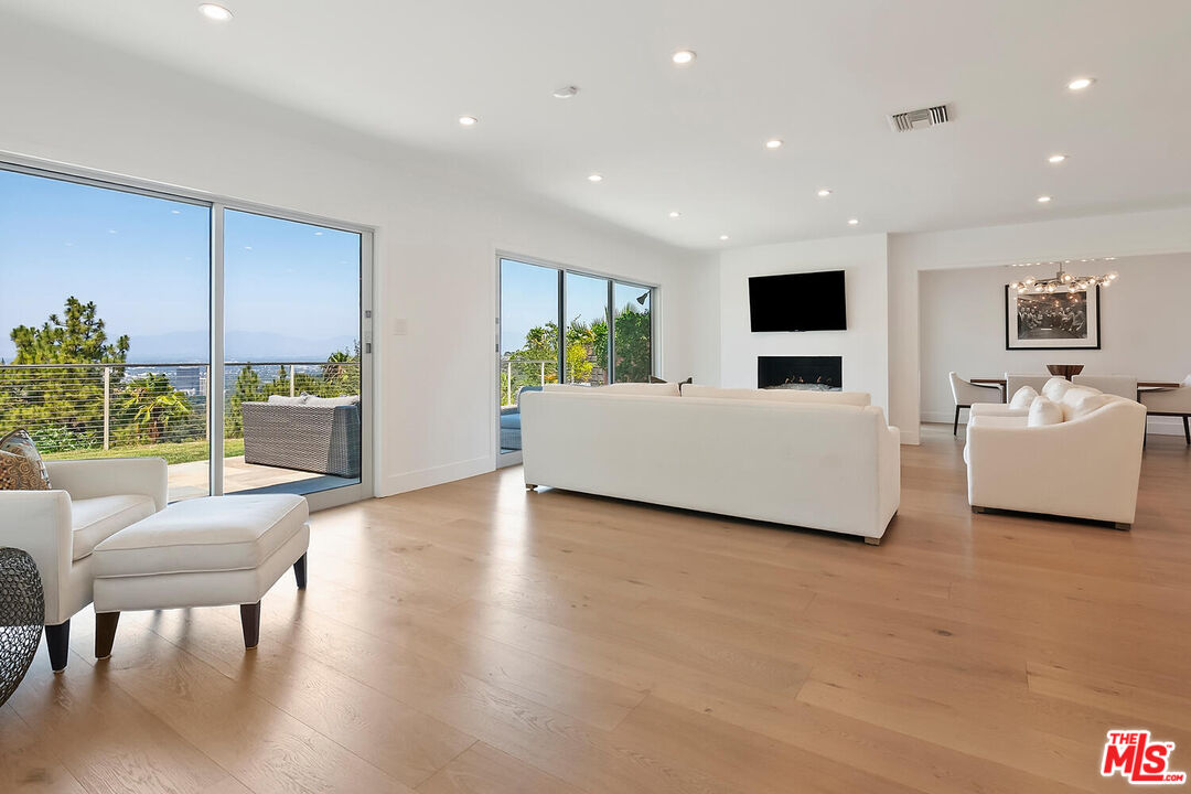 Sherman Oaks, California, 91403, United States, 3 Bedrooms Bedrooms, ,2 BathroomsBathrooms,Residential,For Sale,1940952