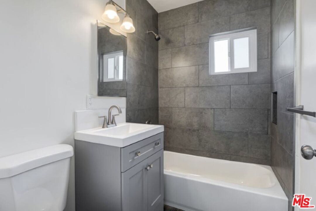 Los Angeles, California, 90066, United States, 9 Bedrooms Bedrooms, ,Residential,For Sale,1731540