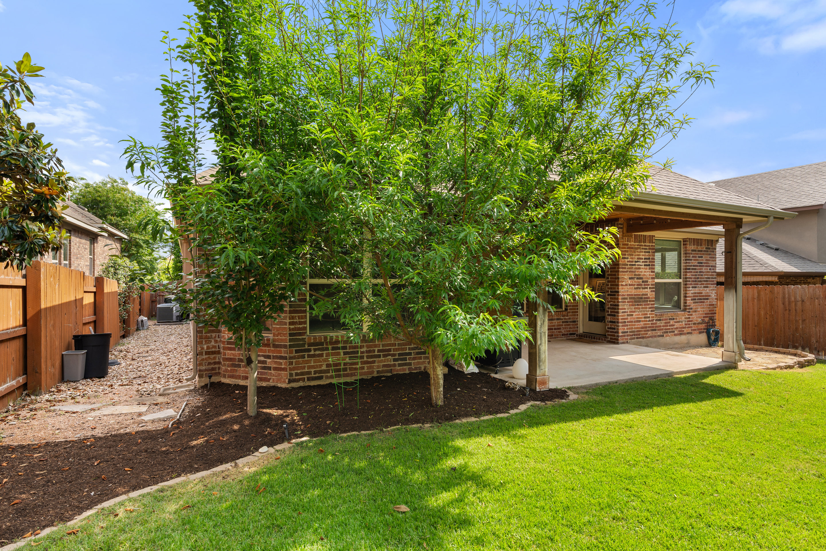  Beautifully Updated on a Prime Greenbelt Lot - 物件實景