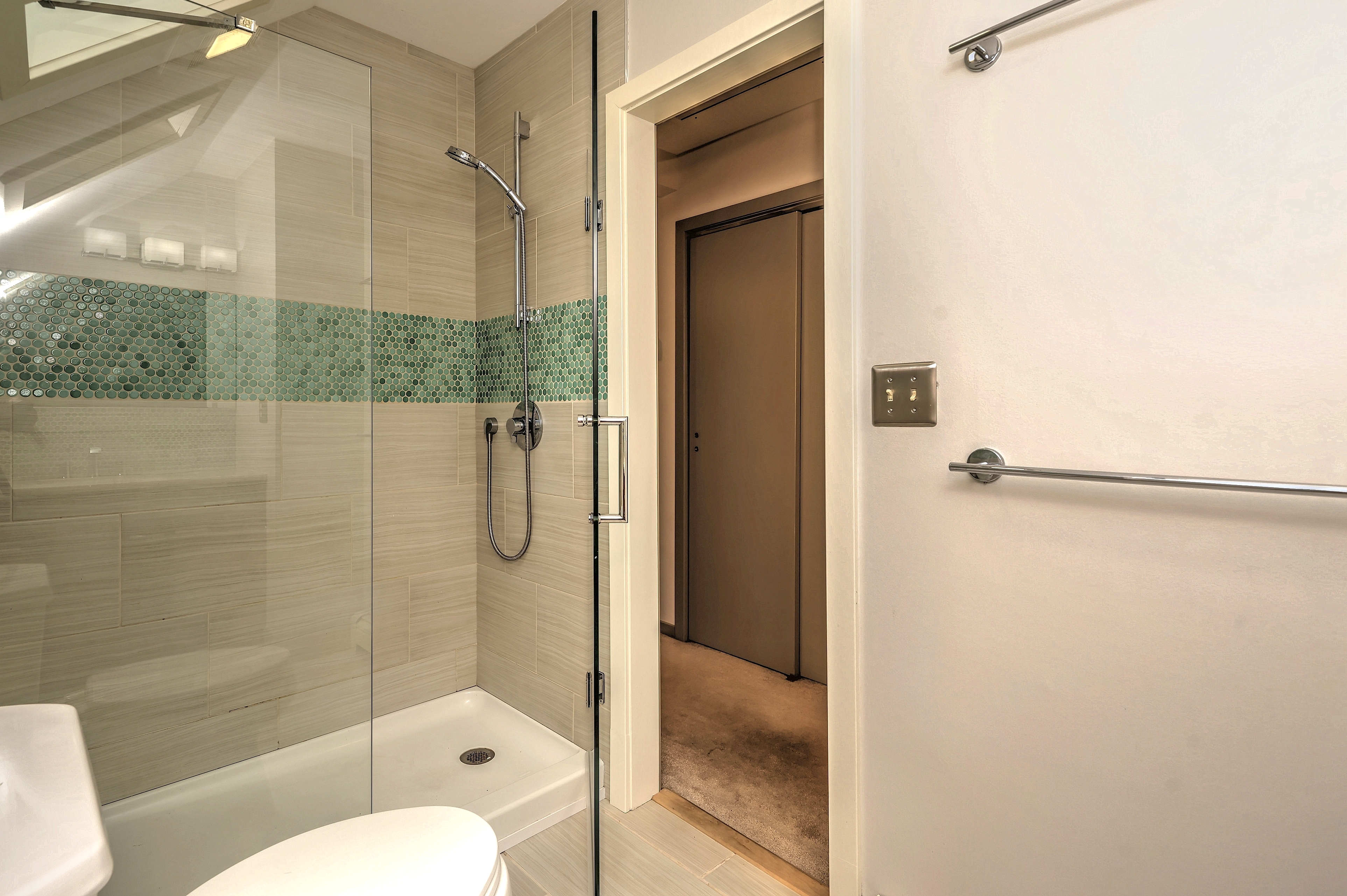  Sophisticated Contemporary set in a Serene Setting - 物件實景