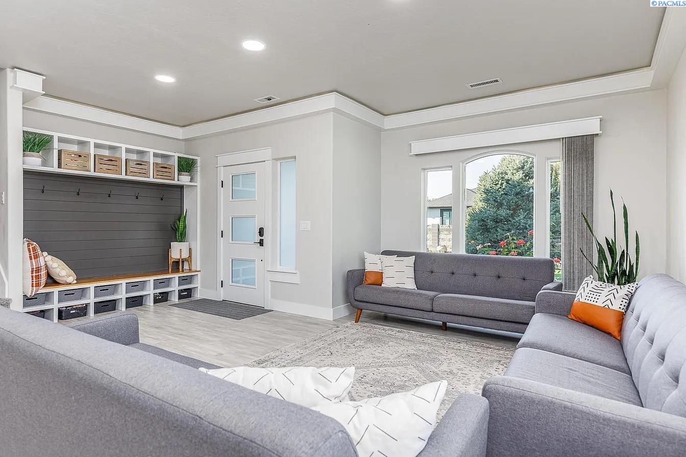 Kennewick, Washington, 99336, United States, 7 Bedrooms Bedrooms, ,7 BathroomsBathrooms,Residential,For Sale,1990805