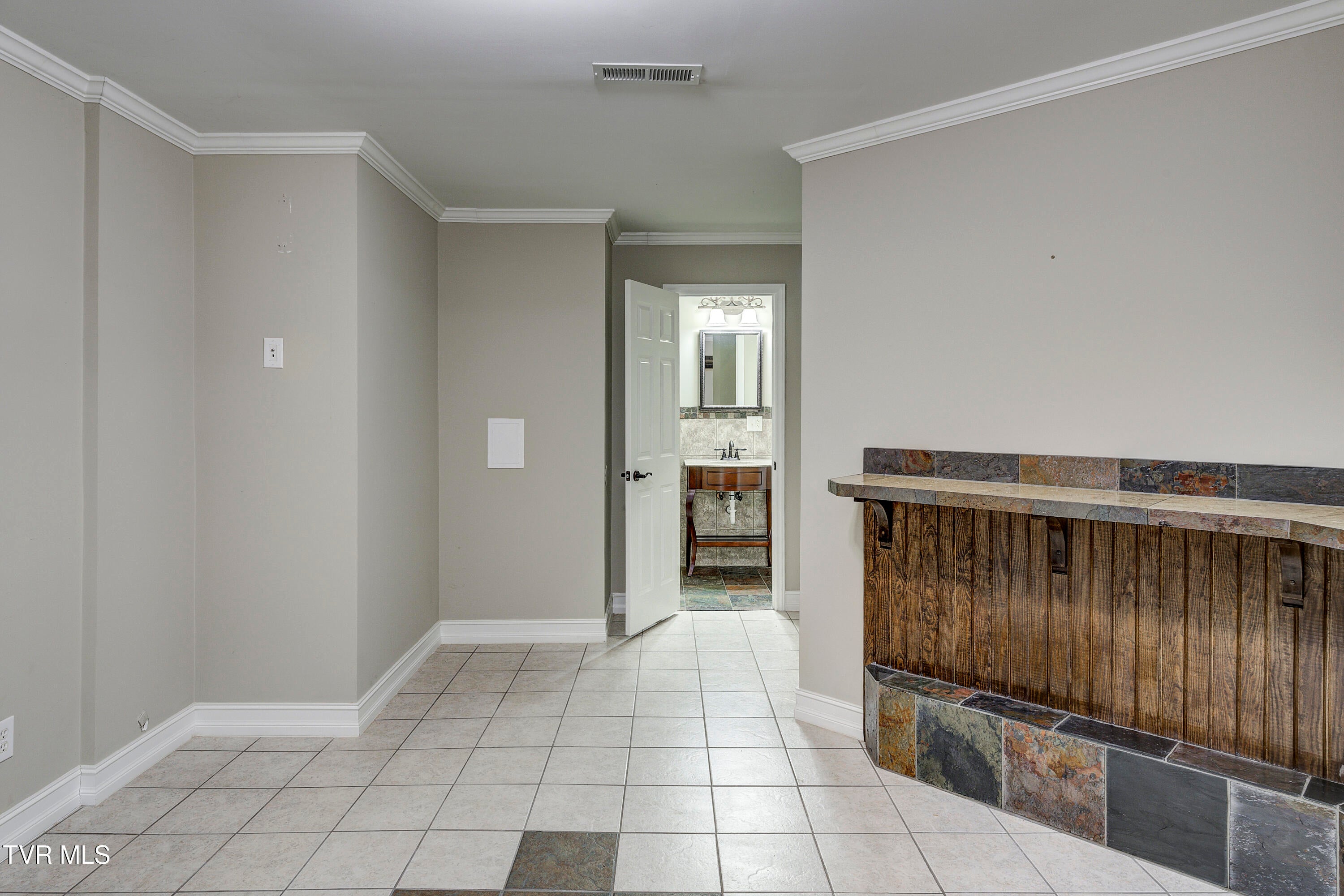 Bristol, Tennessee, 37620, United States, 4 Bedrooms Bedrooms, ,4 BathroomsBathrooms,Residential,For Sale,2001712