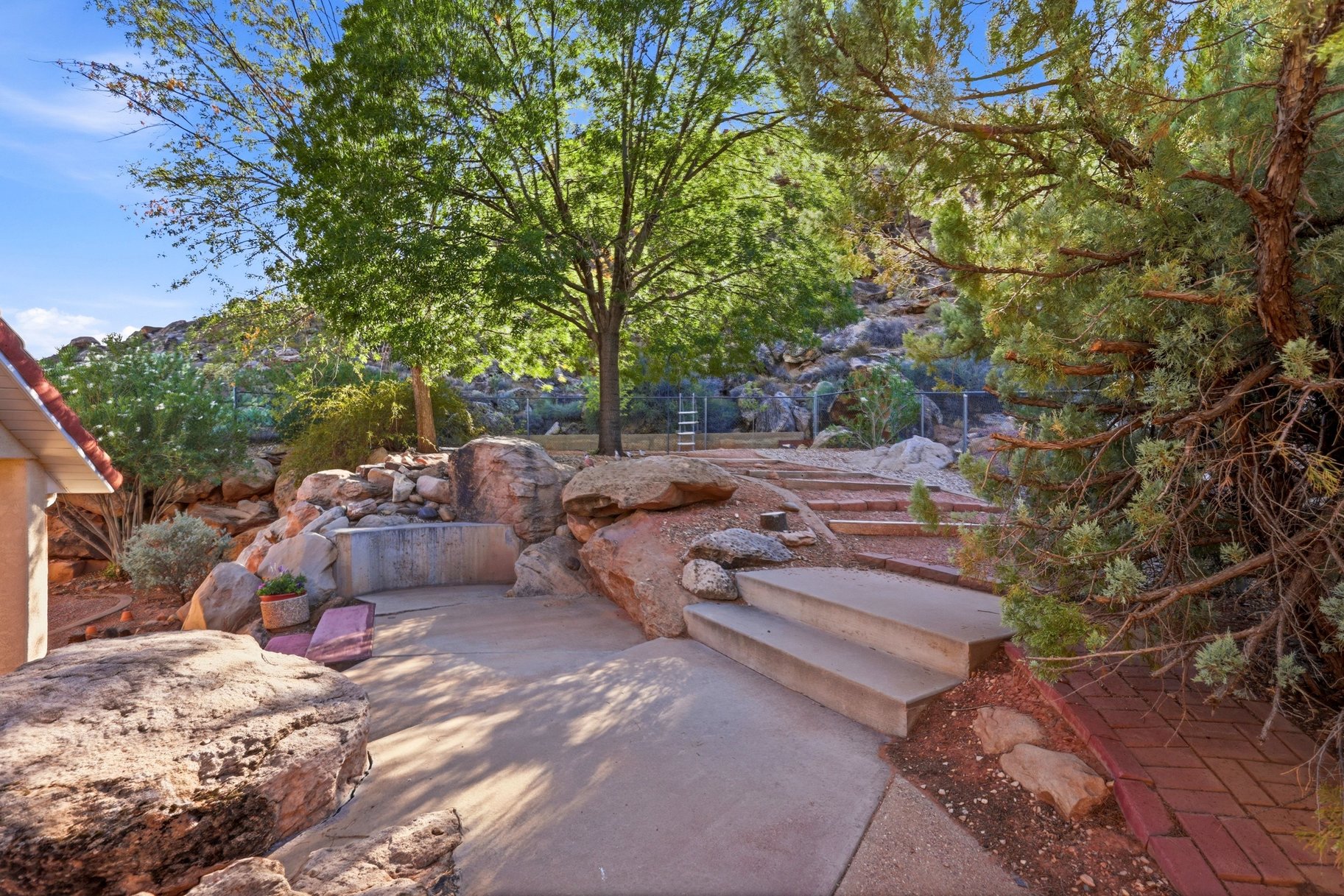  Peaceful Cul-De-Sac Living: Single-Level Home Against Red Rock Views - 物件實景