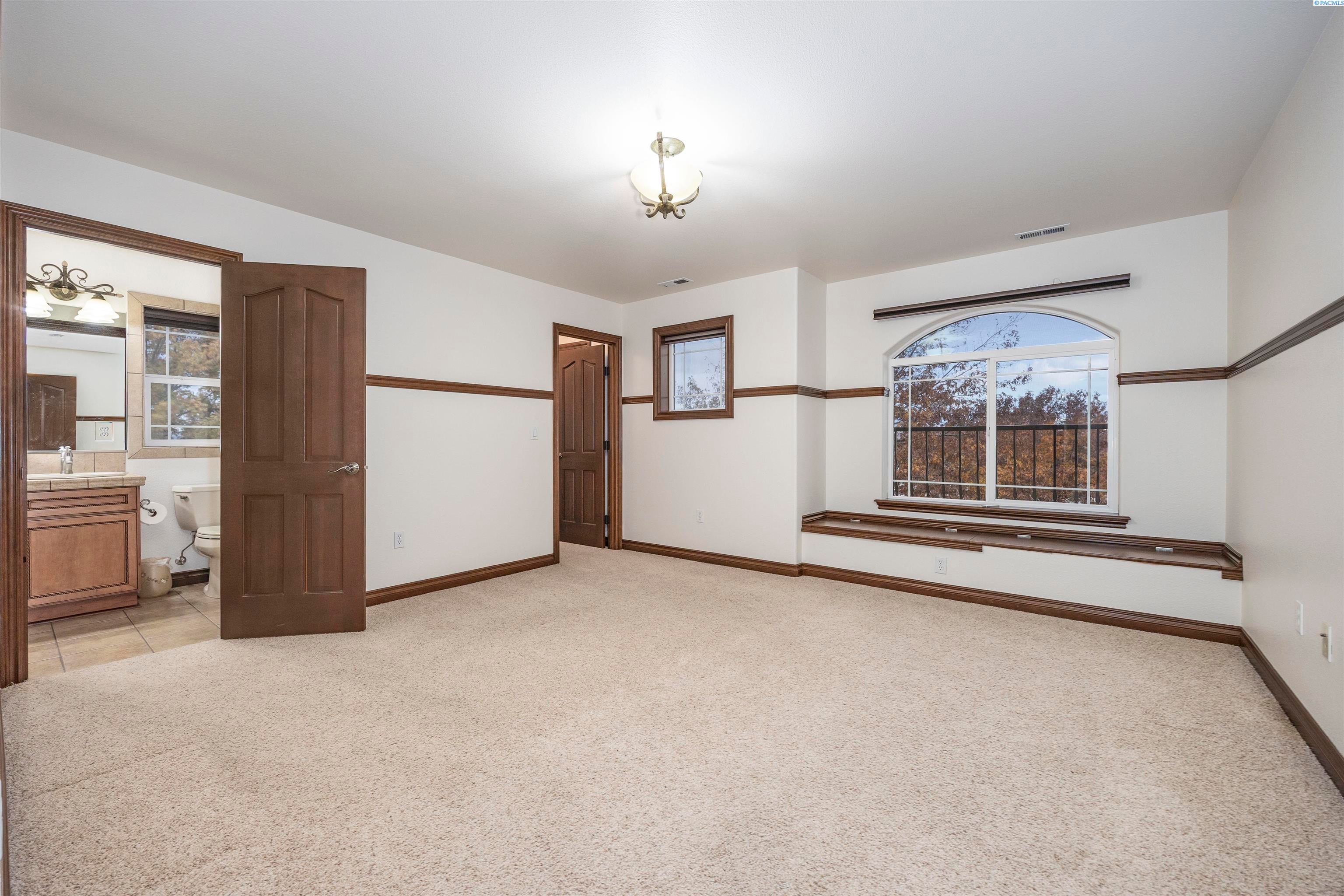 Pasco, Washington, 99301, United States, 5 Bedrooms Bedrooms, ,4 BathroomsBathrooms,Residential,For Sale,1988519