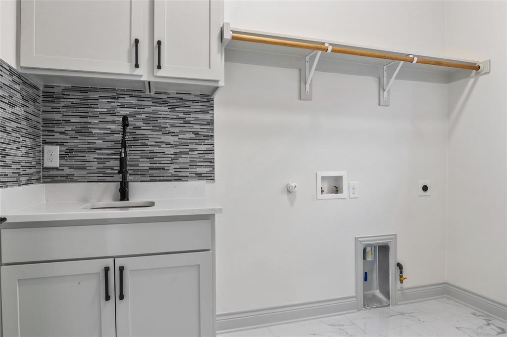 Dallas, Texas, 75212, United States, 4 Bedrooms Bedrooms, ,3 BathroomsBathrooms,Residential,For Sale,1930273