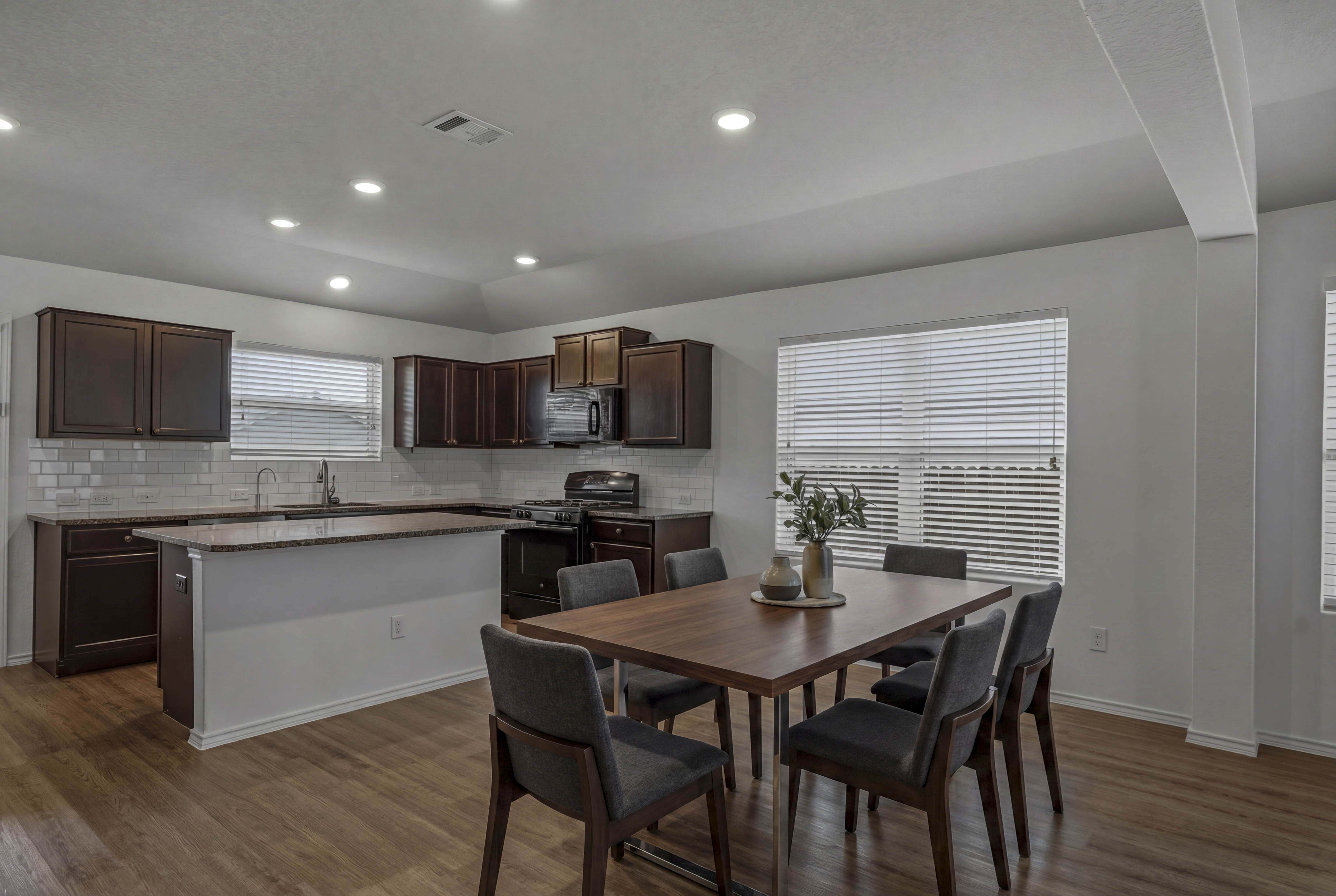  Beautifully Updated With Open Concept - 物件實景