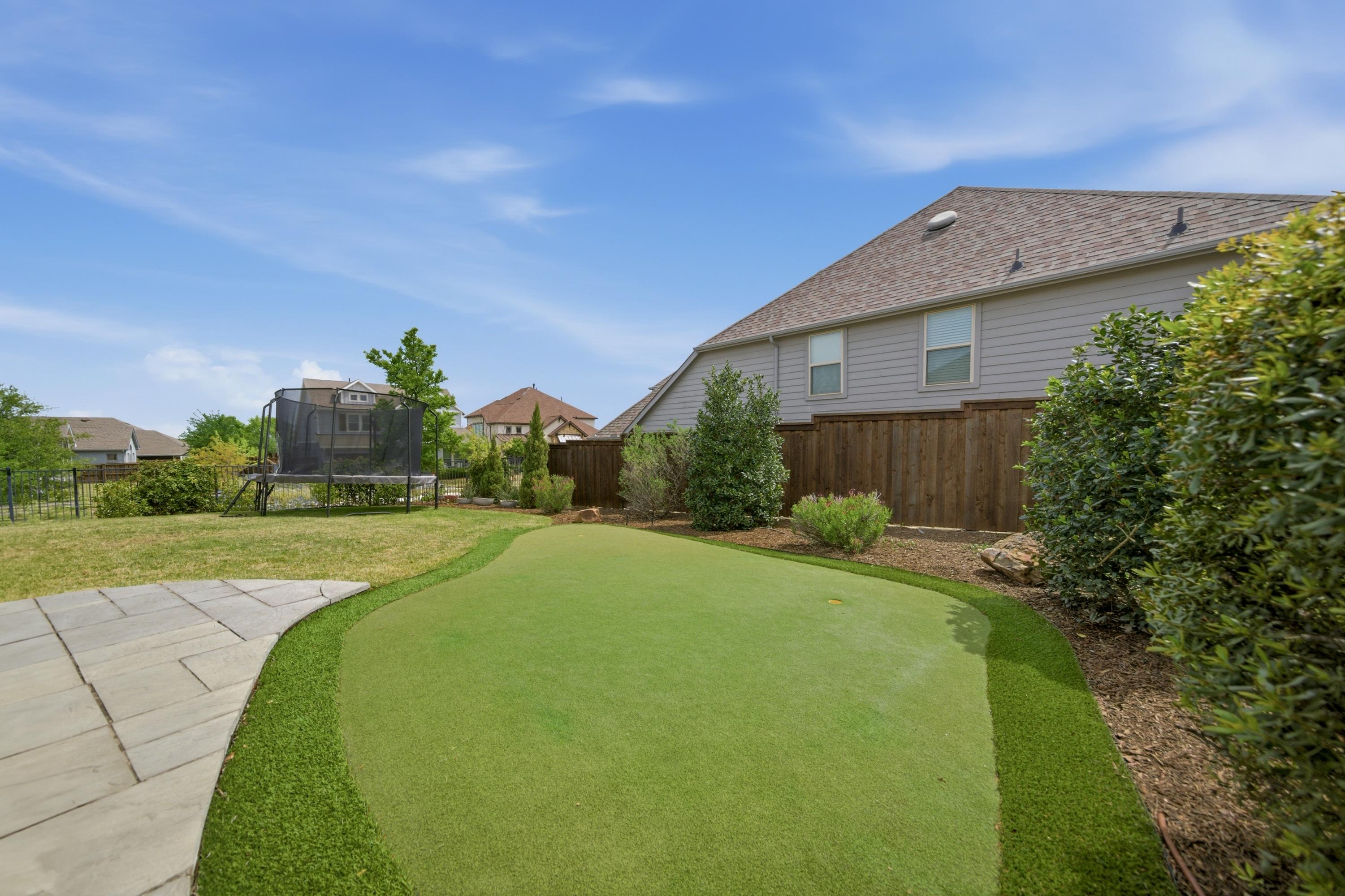  Skip the New Build. Established Walsh Phase 1 with a Backyard Putting Green - 物件實景