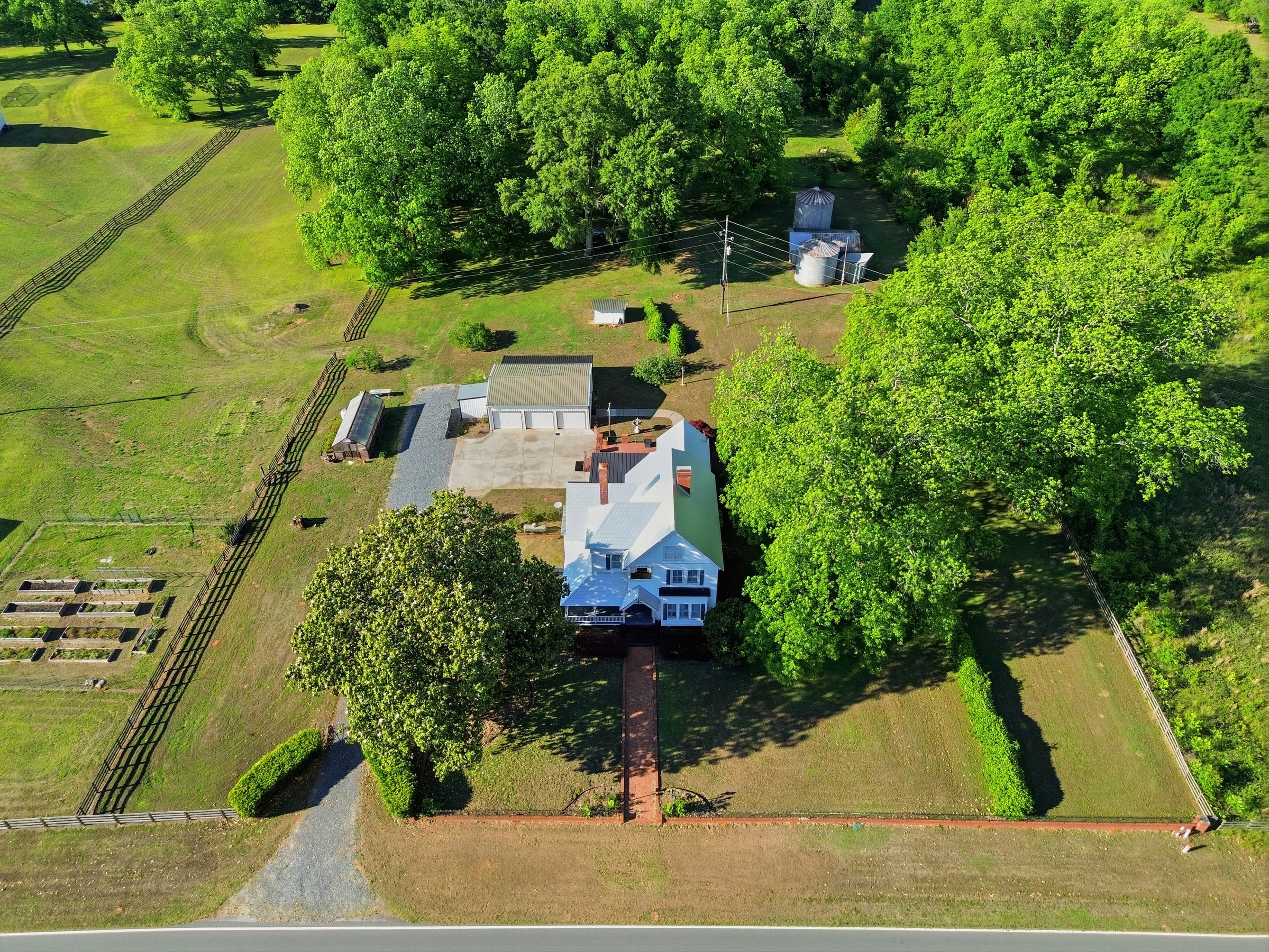  Beautifully Updated Farmhouse, Perfectly Situated on Five Acres - 物件實景
