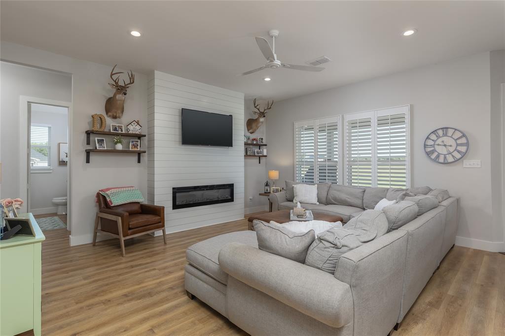 Weatherford, Texas, 76085, United States, 4 Bedrooms Bedrooms, ,2 BathroomsBathrooms,Residential,For Sale,1904359