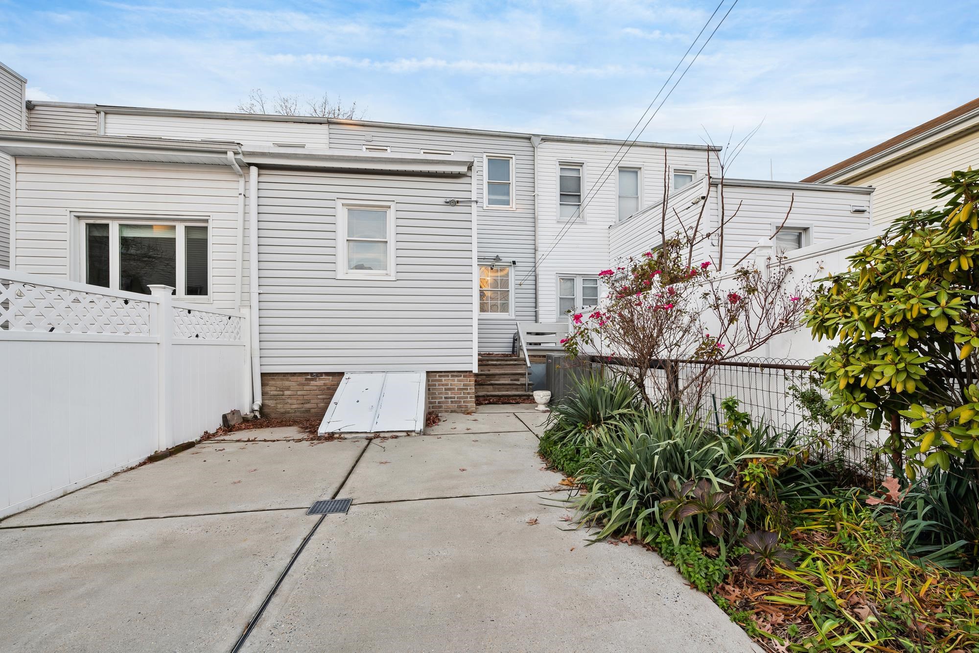 Union City, New Jersey, 07087, United States, 3 Bedrooms Bedrooms, ,2 BathroomsBathrooms,Residential,For Sale,2002067