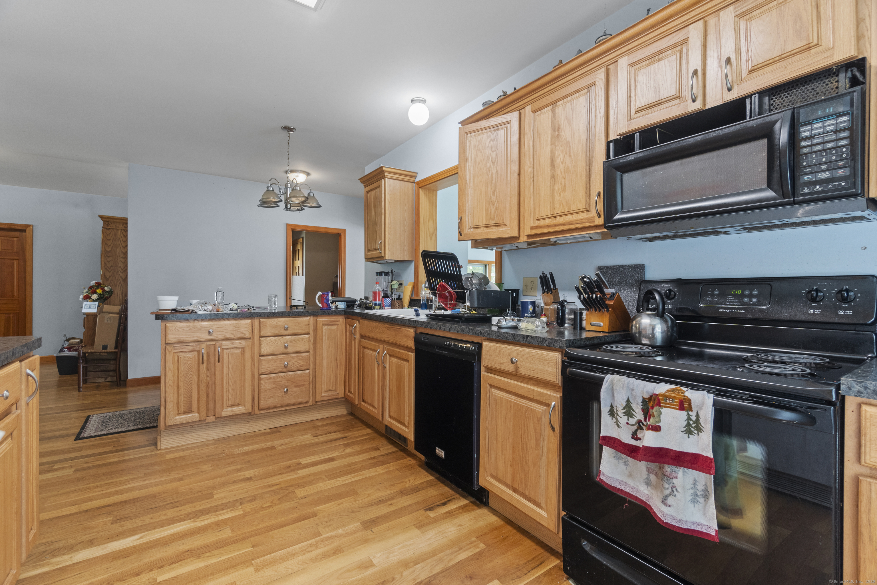 Woodbury, Connecticut, 06798, United States, 6 Bedrooms Bedrooms, ,3 BathroomsBathrooms,Residential,For Sale,1940915