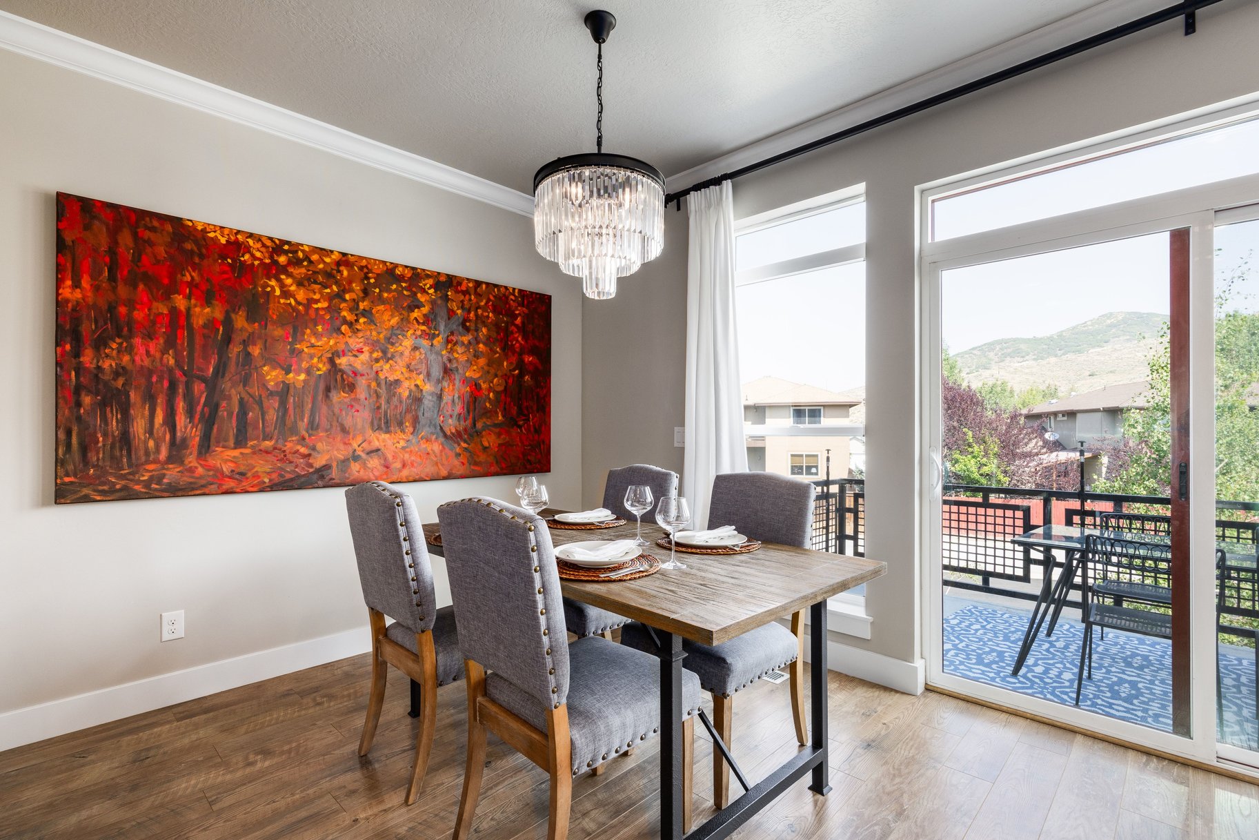  Three Bedroom Townhome with 2-Car Garage Near Trails, Creek, Retail & Golf Club - 物件實景