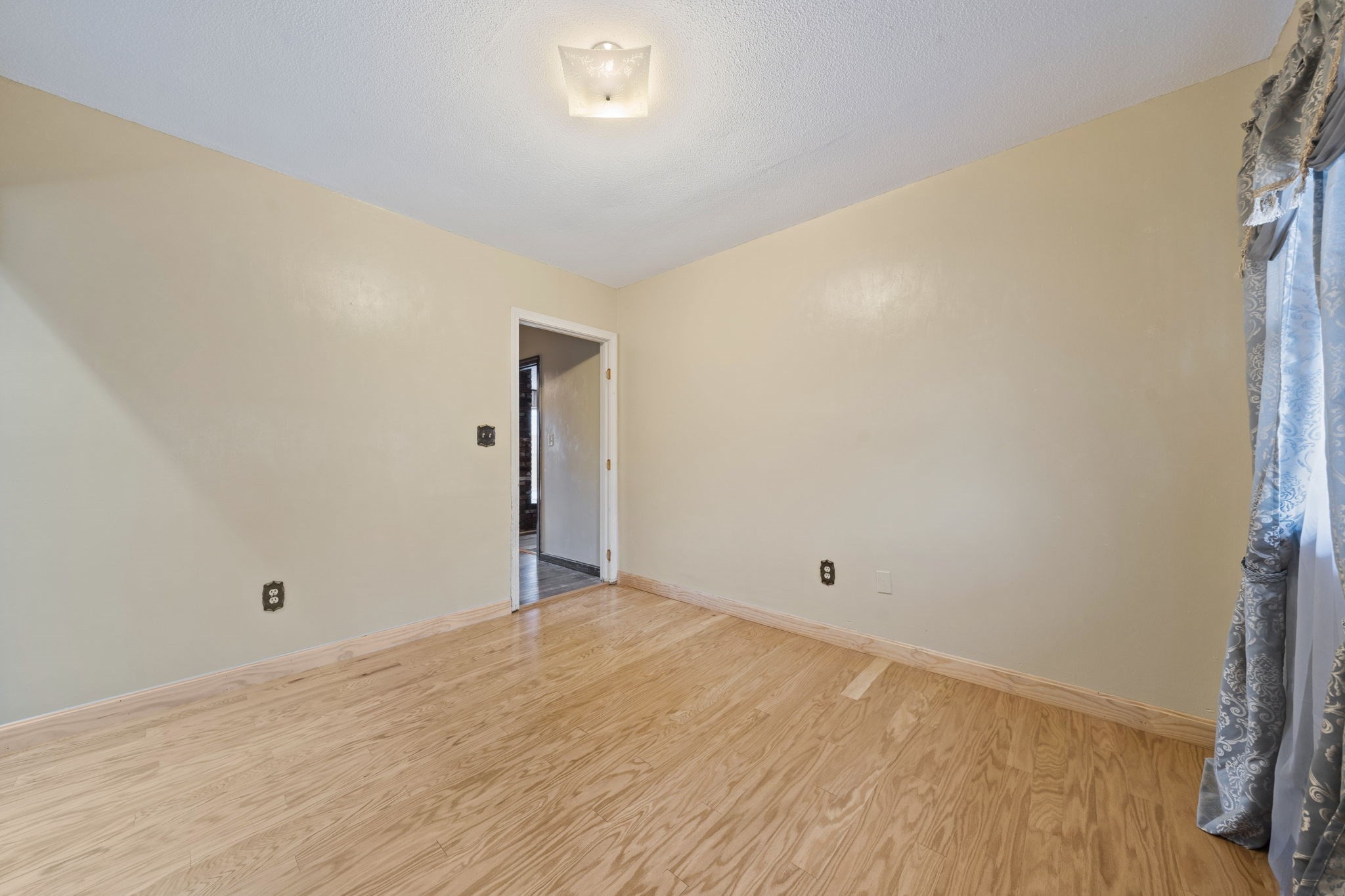 Braintree, Massachusetts, 02184, United States, 3 Bedrooms Bedrooms, ,2 BathroomsBathrooms,Residential,For Sale,2005406