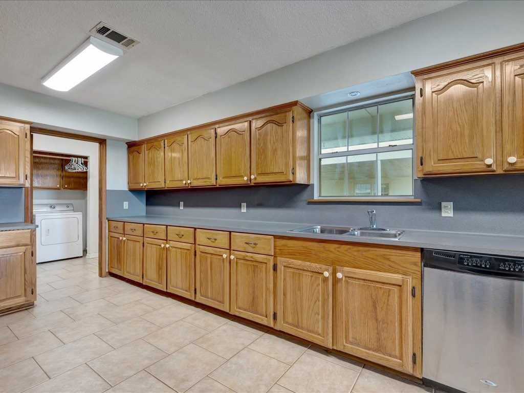 Huntington, Texas, 75949, United States, 4 Bedrooms Bedrooms, ,2 BathroomsBathrooms,Residential,For Sale,1975169