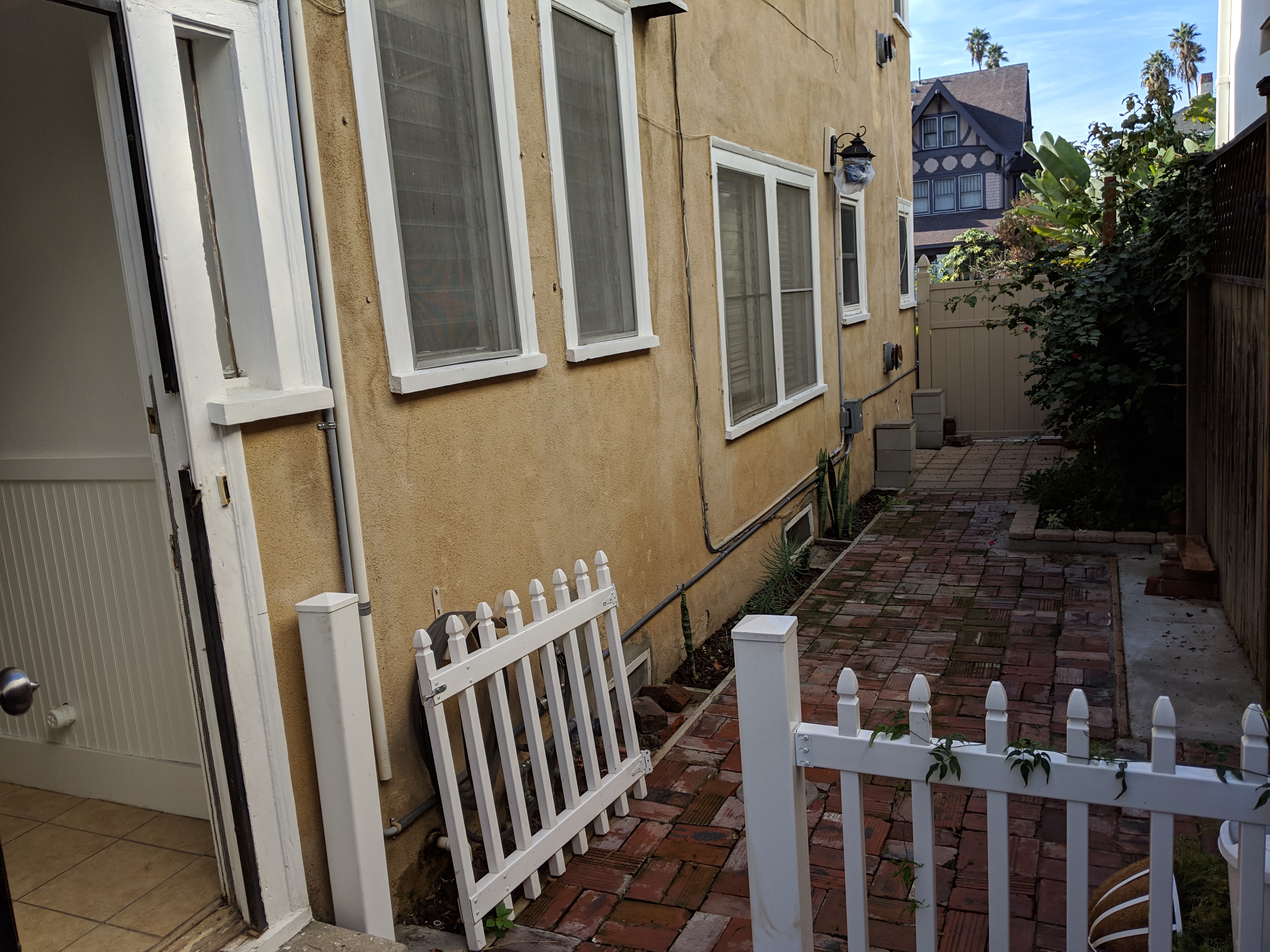 Los Angeles, California, 90019, United States, 8 Bedrooms Bedrooms, ,4 BathroomsBathrooms,Residential,For Sale,1864007