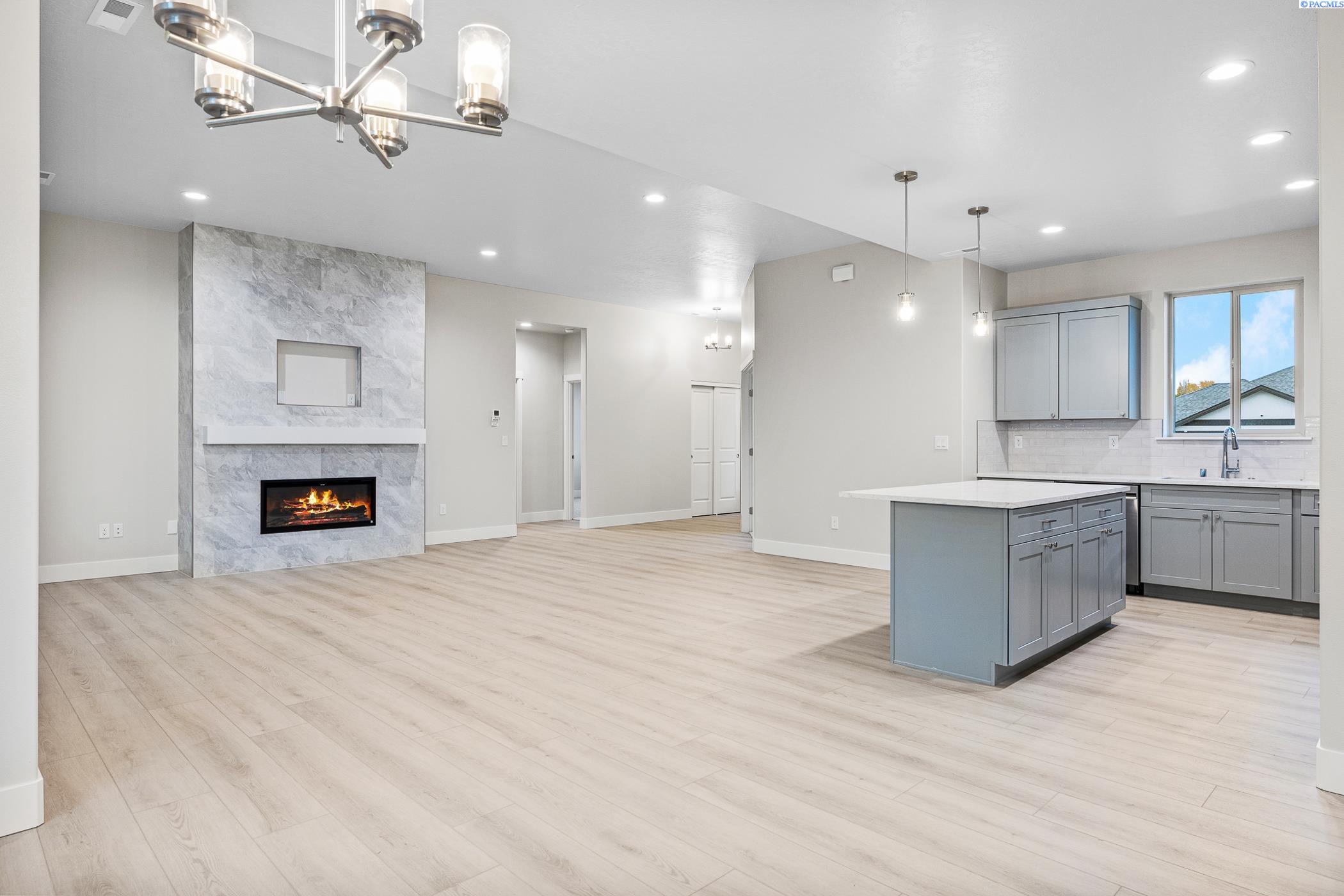 Kennewick, Washington, 99338, United States, 4 Bedrooms Bedrooms, ,2 BathroomsBathrooms,Residential,For Sale,1987872