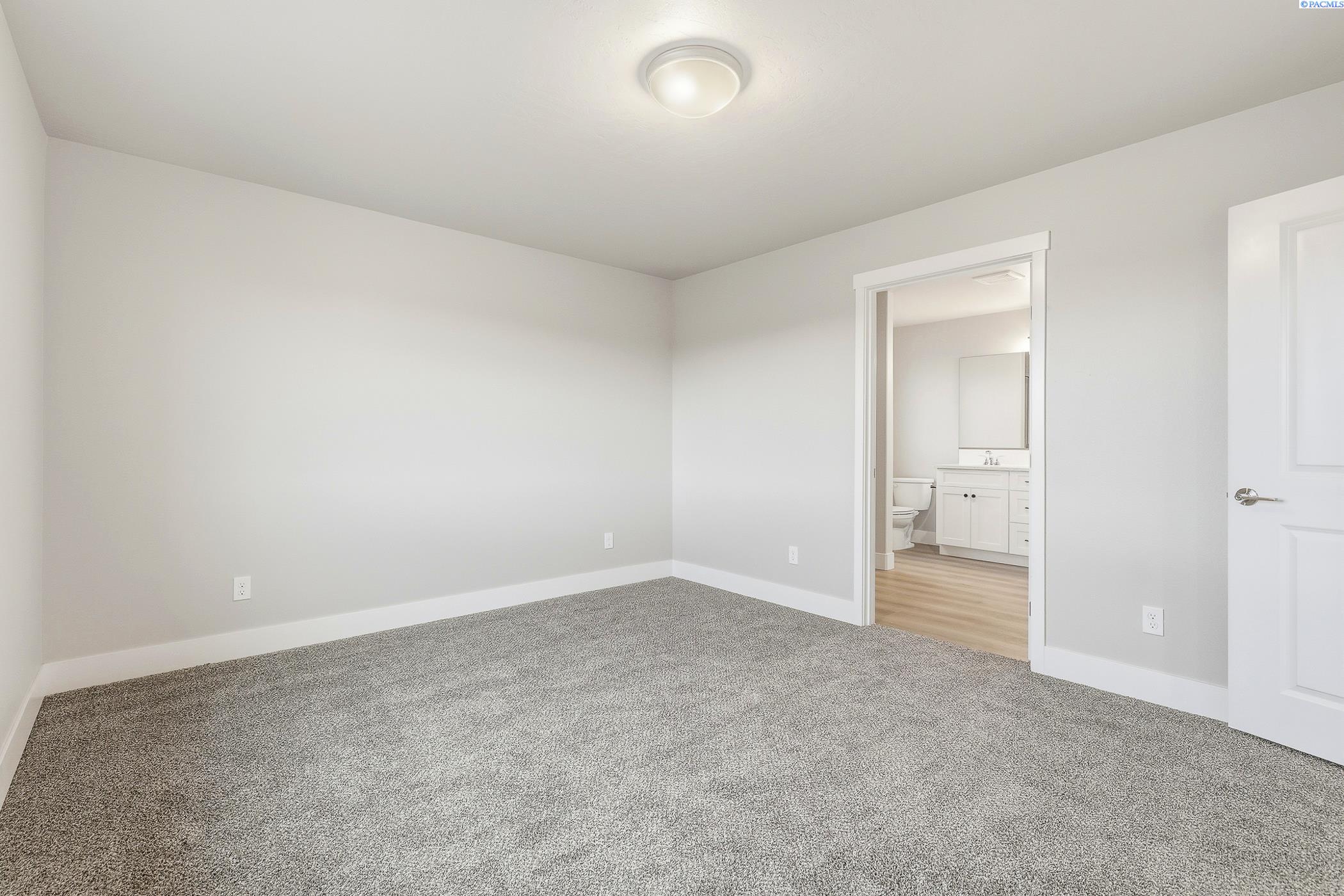 Kennewick, Washington, 99338, United States, 4 Bedrooms Bedrooms, ,1 BathroomBathrooms,Residential,For Sale,1996231