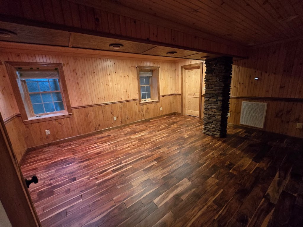 Lansing, North Carolina, 28643, United States, 2 Bedrooms Bedrooms, ,4 BathroomsBathrooms,Residential,For Sale,1914214