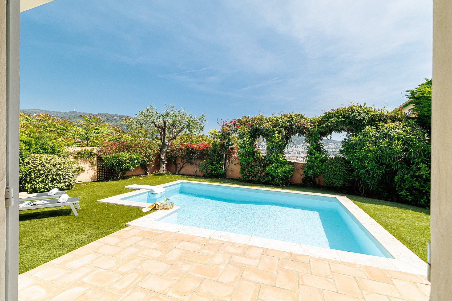 Nice Cimiez property with main house, 9 rental units, pool and large garage inv… - 物件實景
