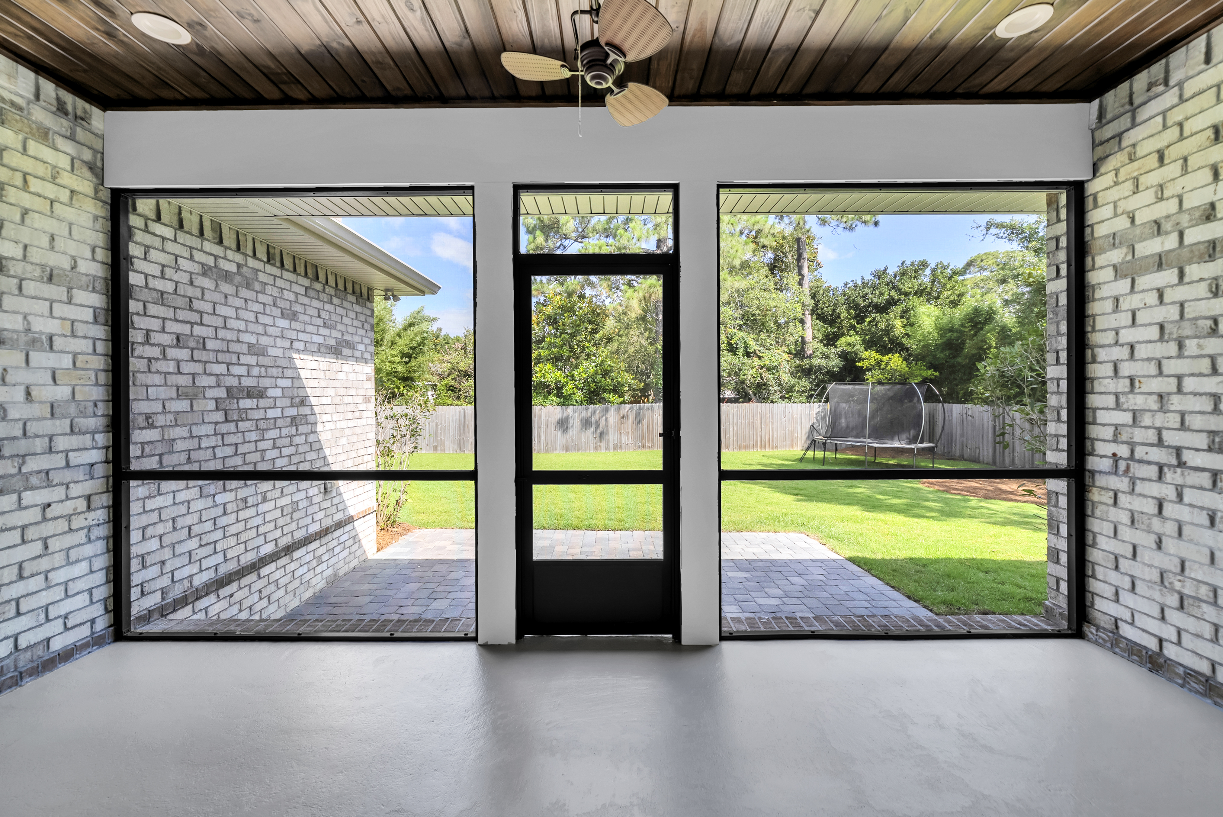  Move-In Ready Brick Home with Spacious Fenced Backyard Near the Bay - 物件實景