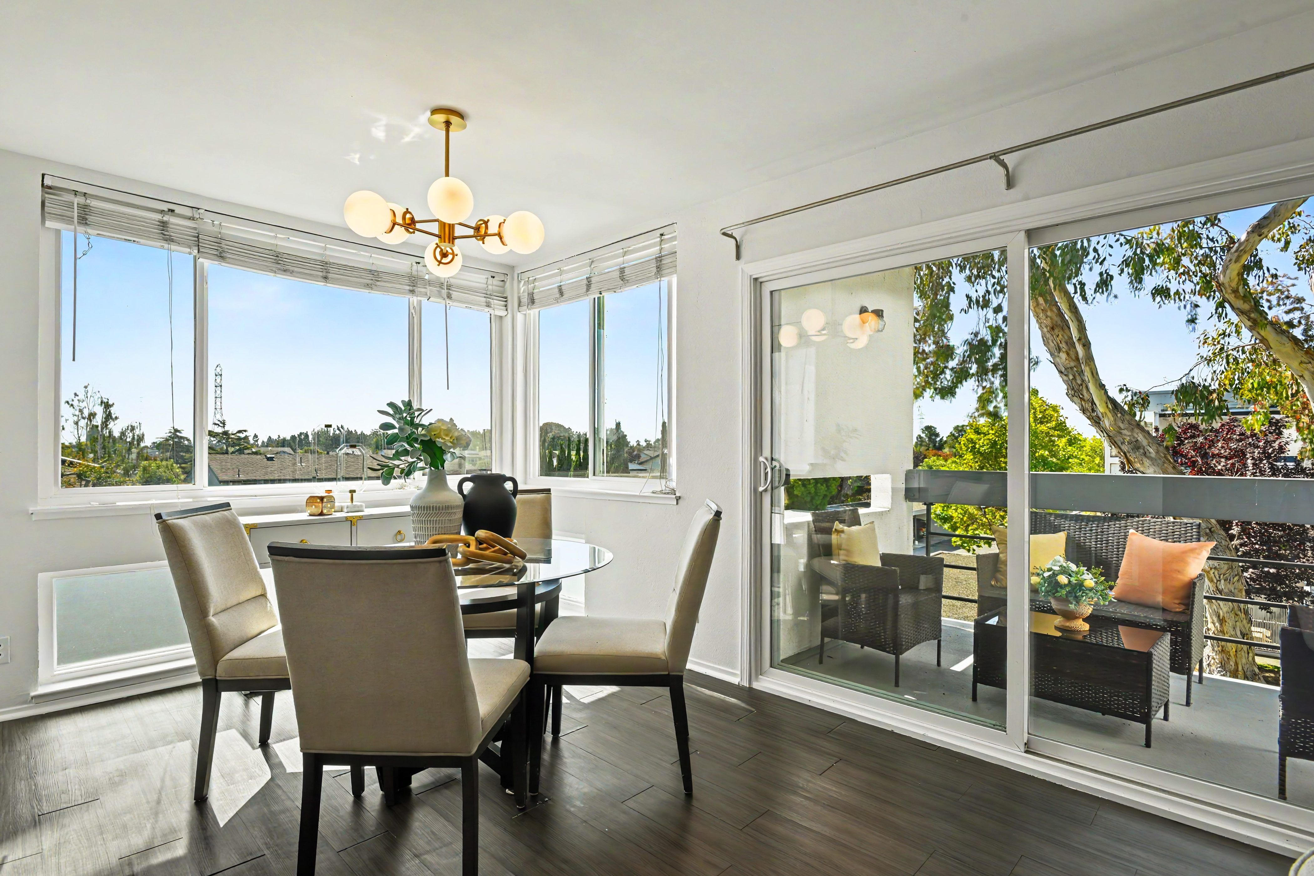  Light-Filled Top-Floor Corner Retreat - 物件實景