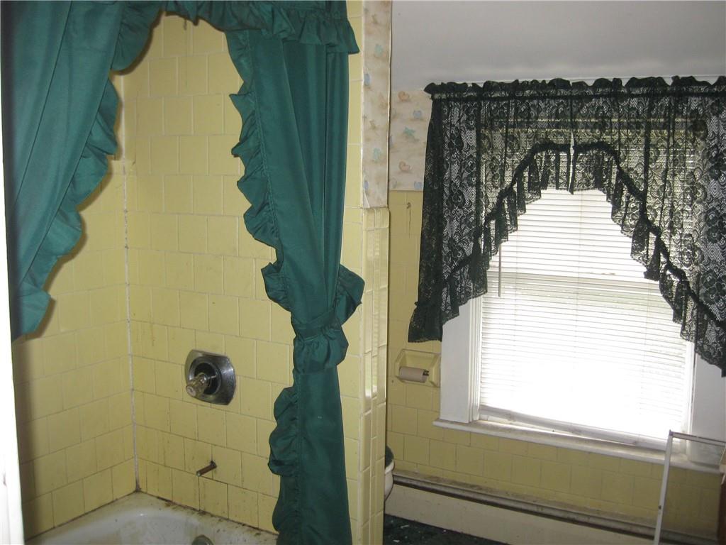 Middletown, Rhode Island, 02842, United States, 4 Bedrooms Bedrooms, ,2 BathroomsBathrooms,Residential,For Sale,1984430