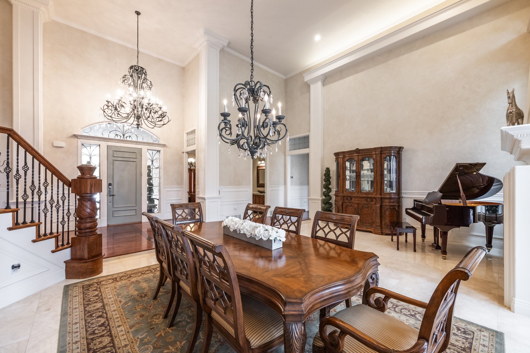  Stately Gated-Community Estate on Nearly Half an Acre: Vaulted Ceilings, Valley - 物件實景
