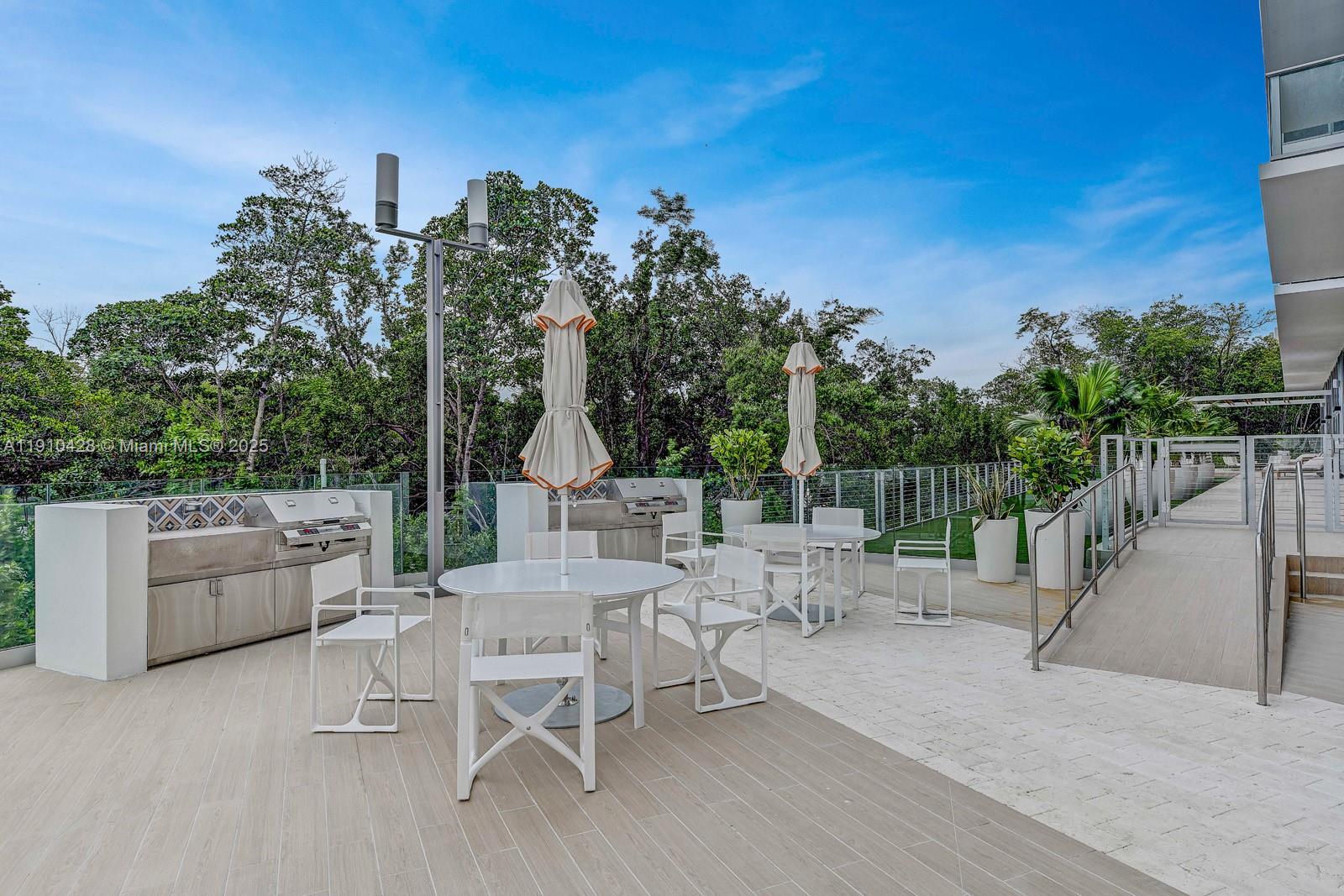 North Miami Beach, Florida, 33160, United States, 2 Bedrooms Bedrooms, ,2 BathroomsBathrooms,Residential,For Sale,1989181