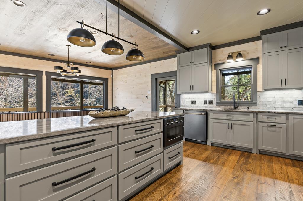 Mineral Bluff, Georgia, 30559, United States, 4 Bedrooms Bedrooms, ,5 BathroomsBathrooms,Residential,For Sale,1986837