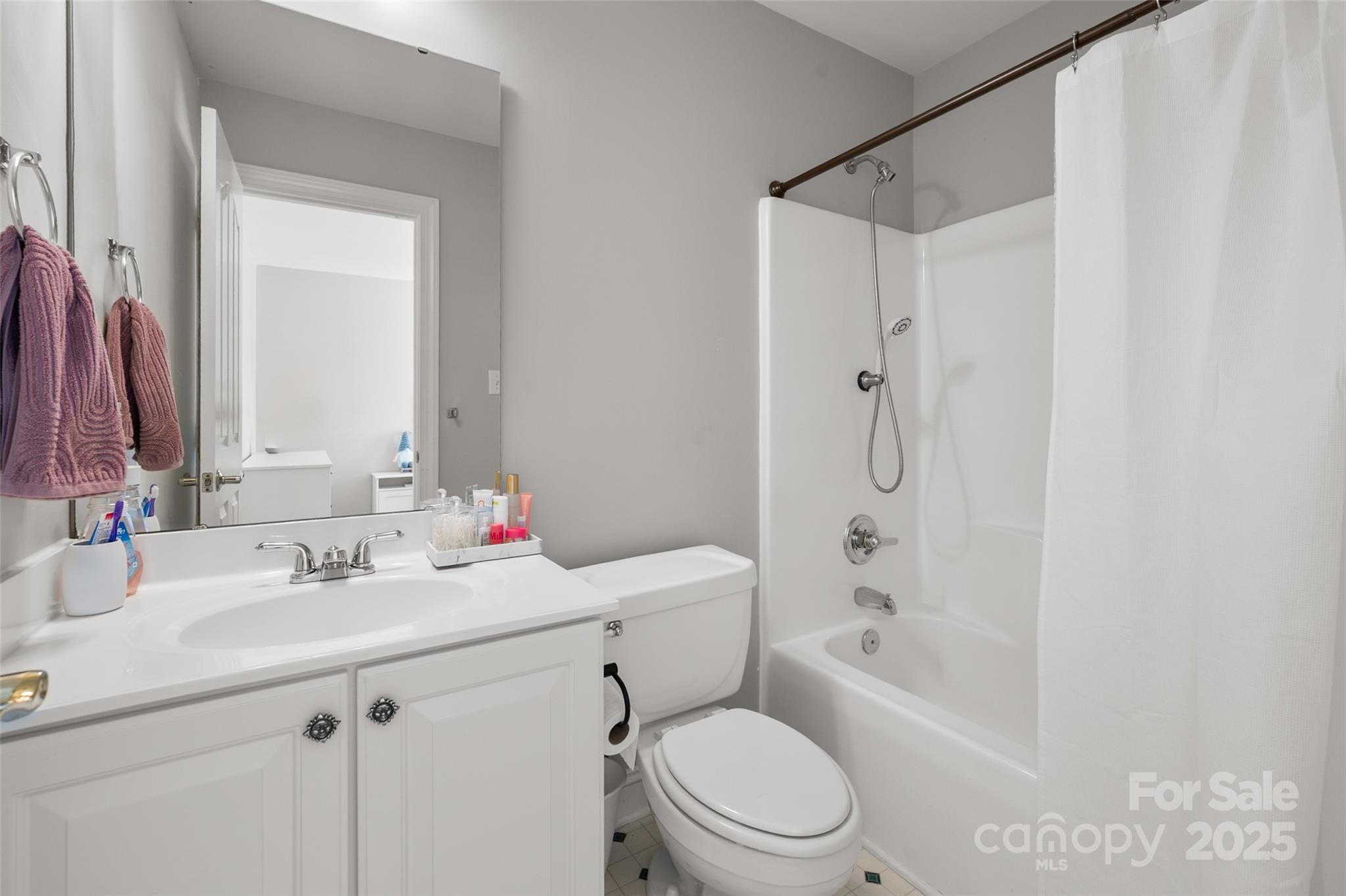 Matthews, North Carolina, 28104, United States, 4 Bedrooms Bedrooms, ,4 BathroomsBathrooms,Residential,For Sale,1989283