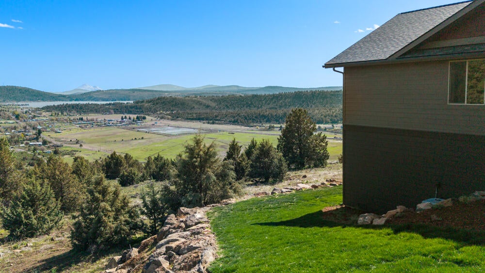 Klamath Falls, Oregon, 97601, United States, 3 Bedrooms Bedrooms, ,4 BathroomsBathrooms,Residential,For Sale,1794380