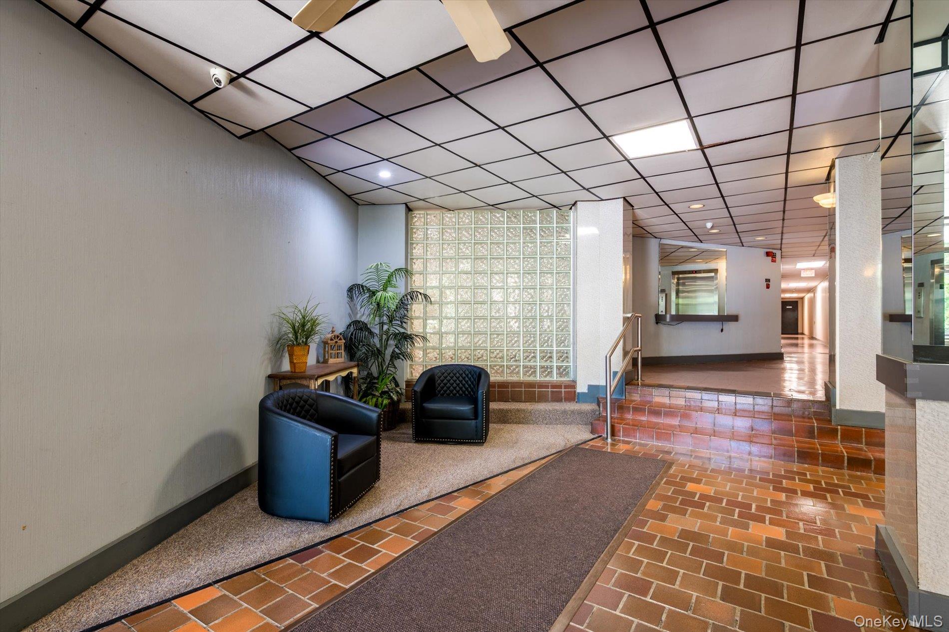  135 Post Avenue, Westbury, NY, 11590 - 物件實景