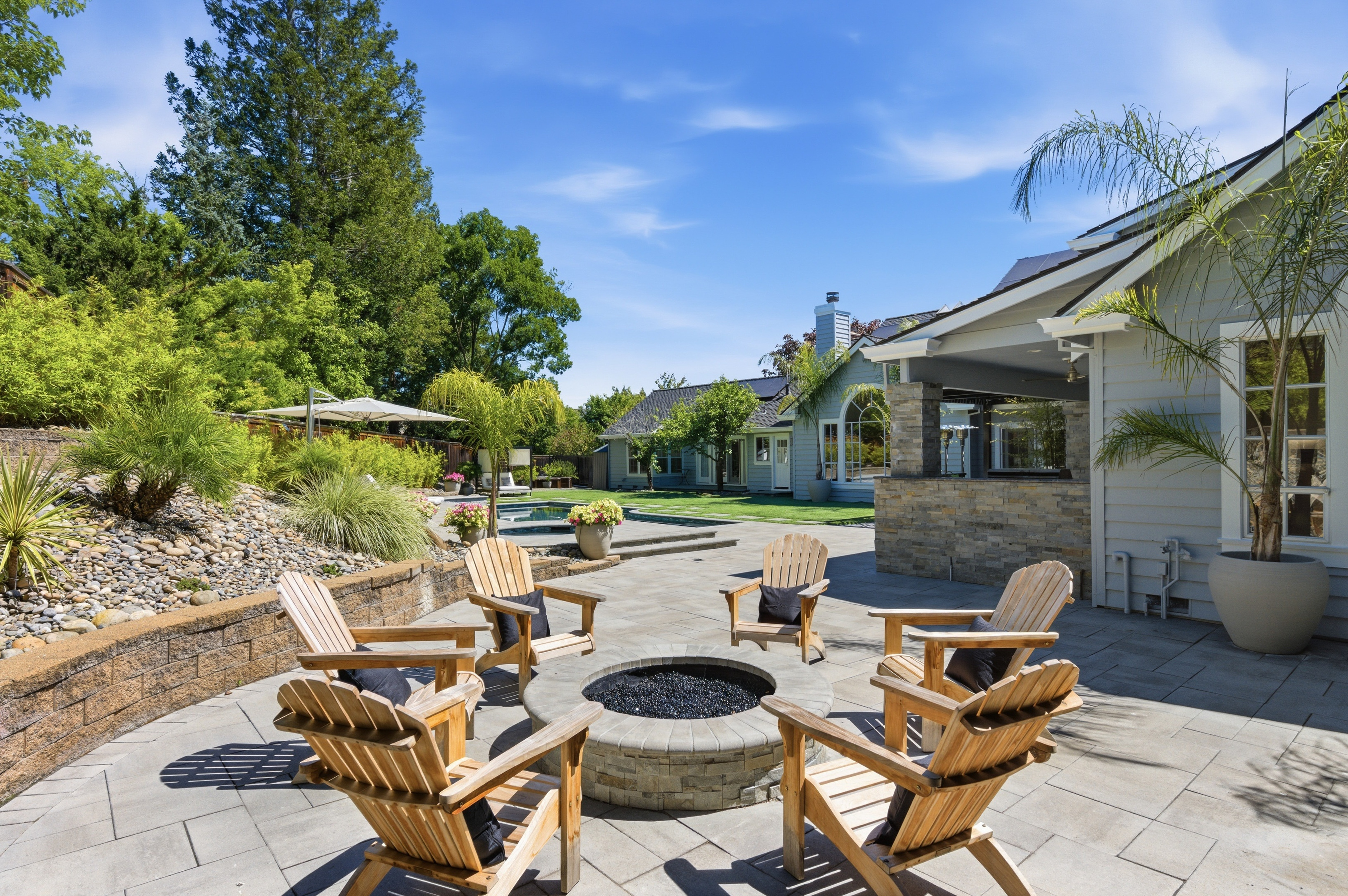  Timeless Transitional Estate with Resort-Style Backyard - 物件實景