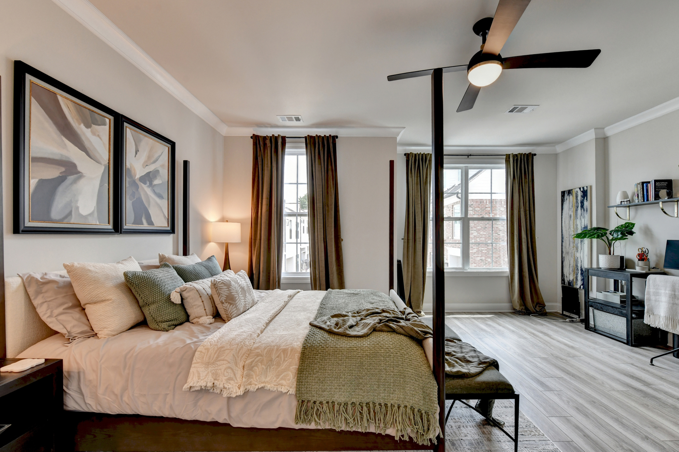  Welcome Home to this Magnificent Three-Story Townhome - 物件實景
