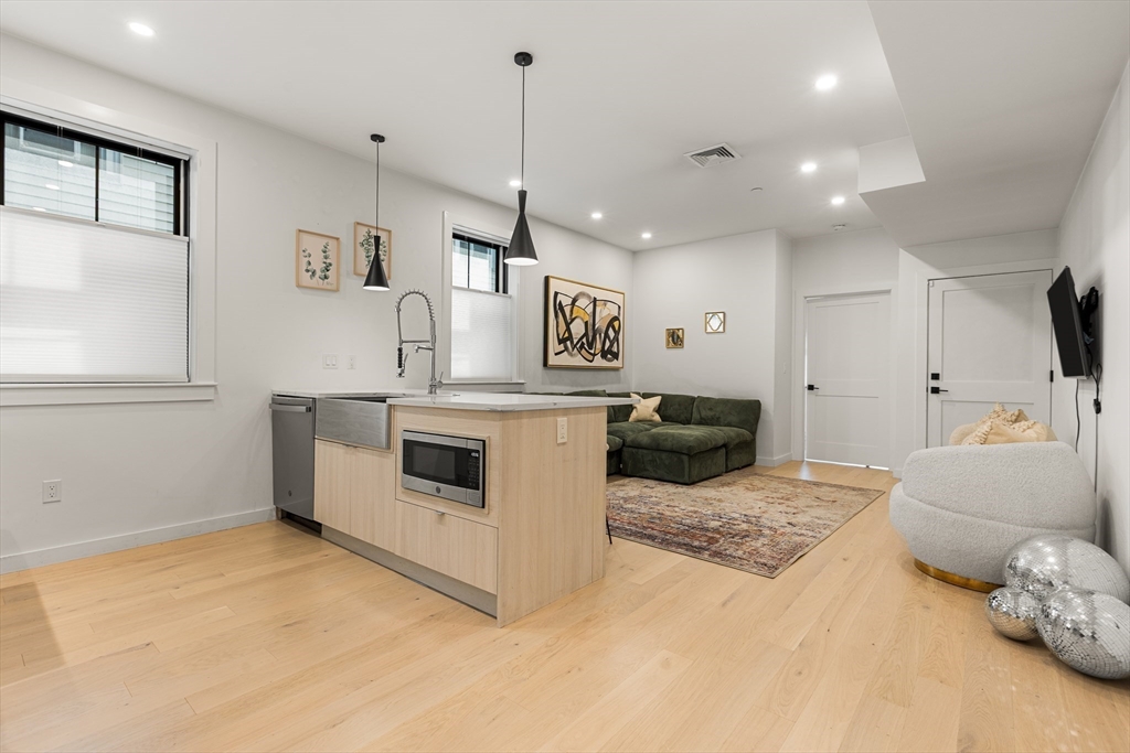 Boston, Massachusetts, 02128, United States, 2 Bedrooms Bedrooms, ,2 BathroomsBathrooms,Residential,For Sale,1940624