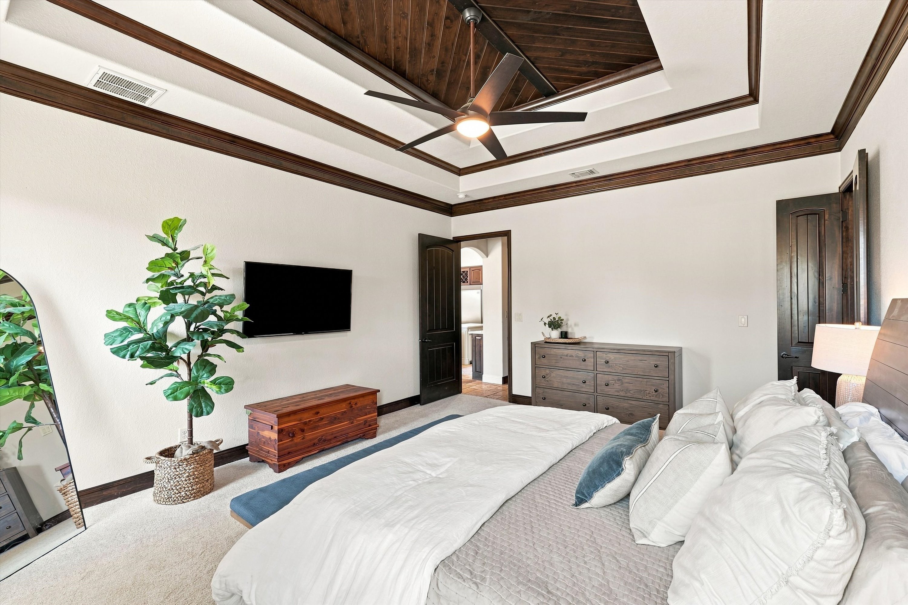  Timeless Style, Thoughtful Updates & One Acre to Enjoy - 物件實景