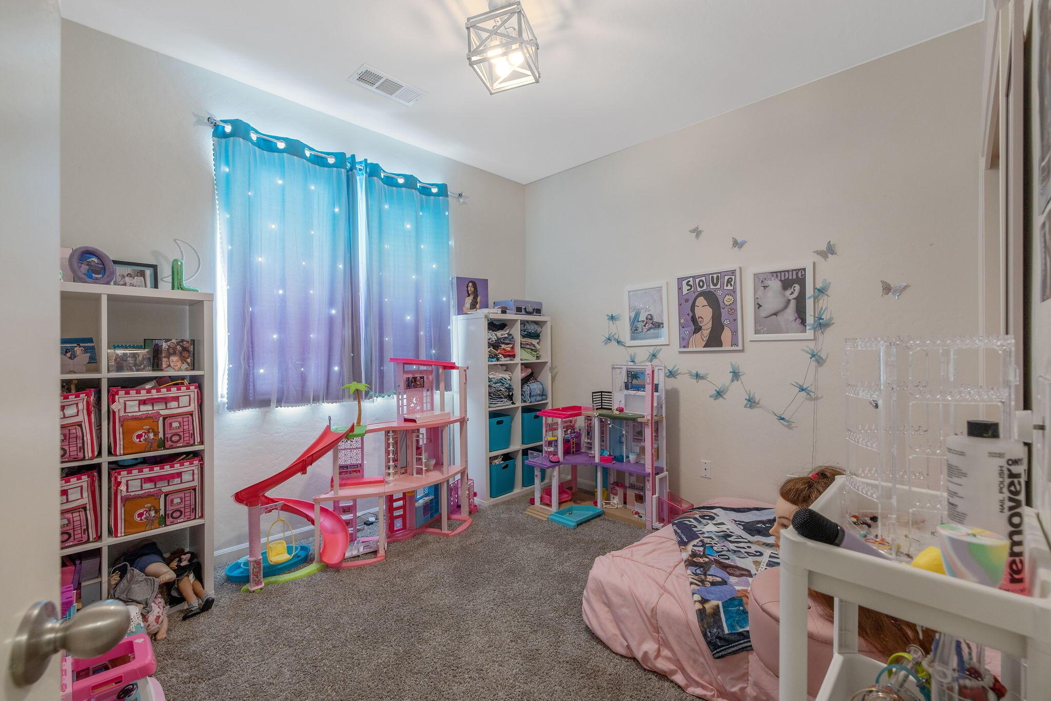 Visalia, California, 93291, United States, 4 Bedrooms Bedrooms, ,2 BathroomsBathrooms,Residential,For Sale,1927793