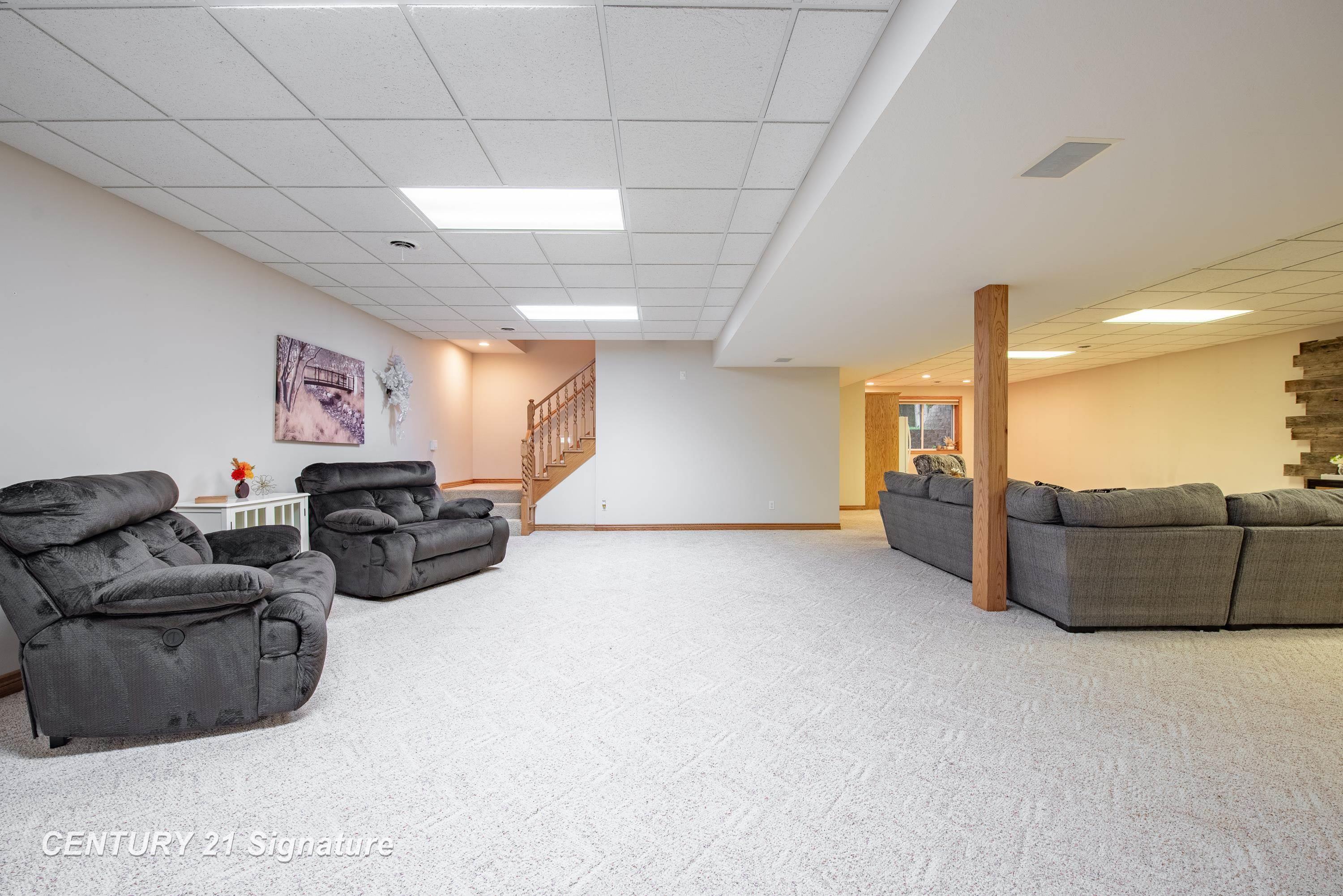 Midland, Michigan, 48642, United States, 4 Bedrooms Bedrooms, ,4 BathroomsBathrooms,Residential,For Sale,1981161